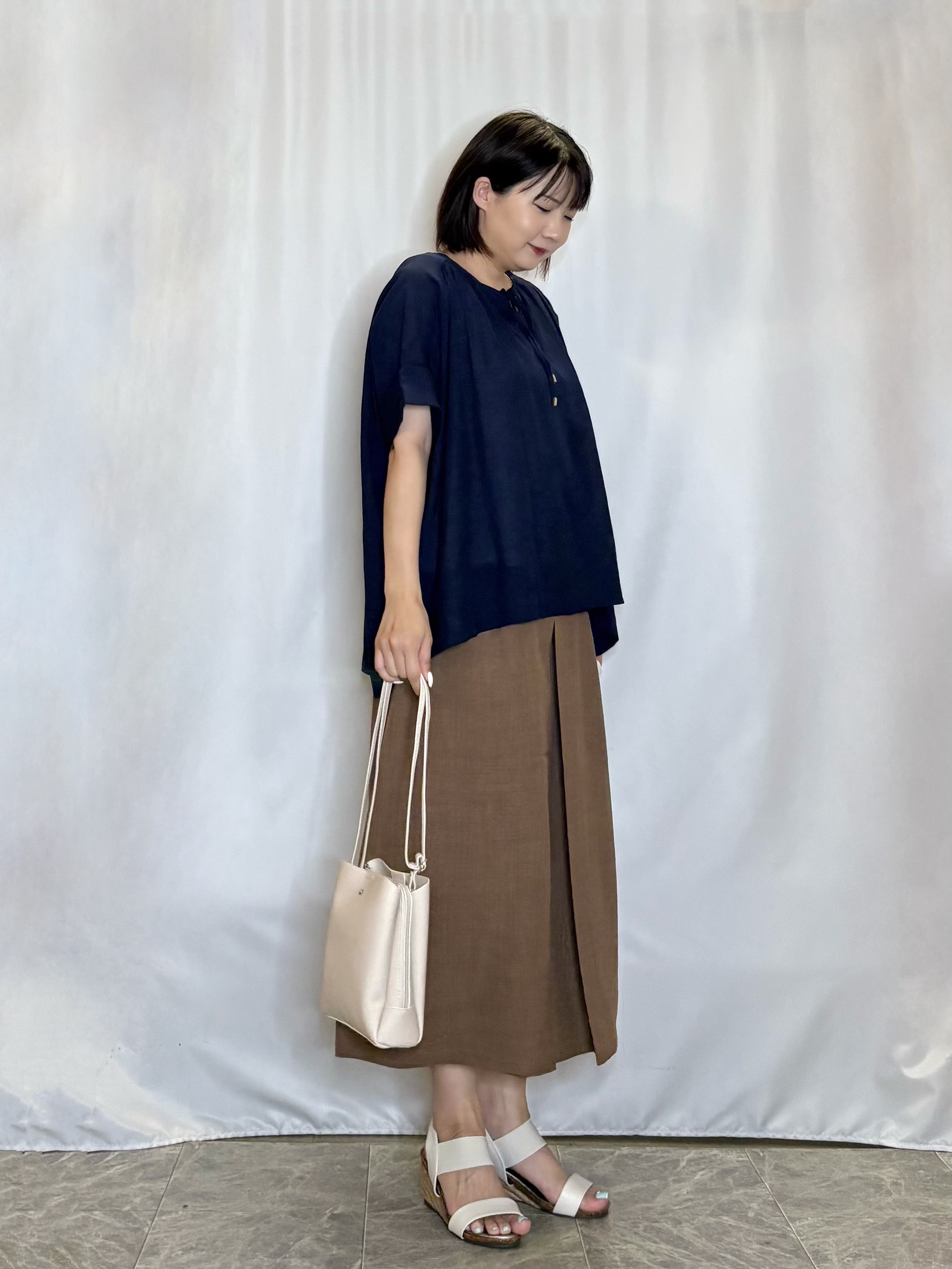 ネリさんの「SHOO･LA･RUE｜【2点セット/洗濯機可/インしないで着られる】リボン付きポンチョ風ブラウス＆タンクトップ」を使ったコーディネート