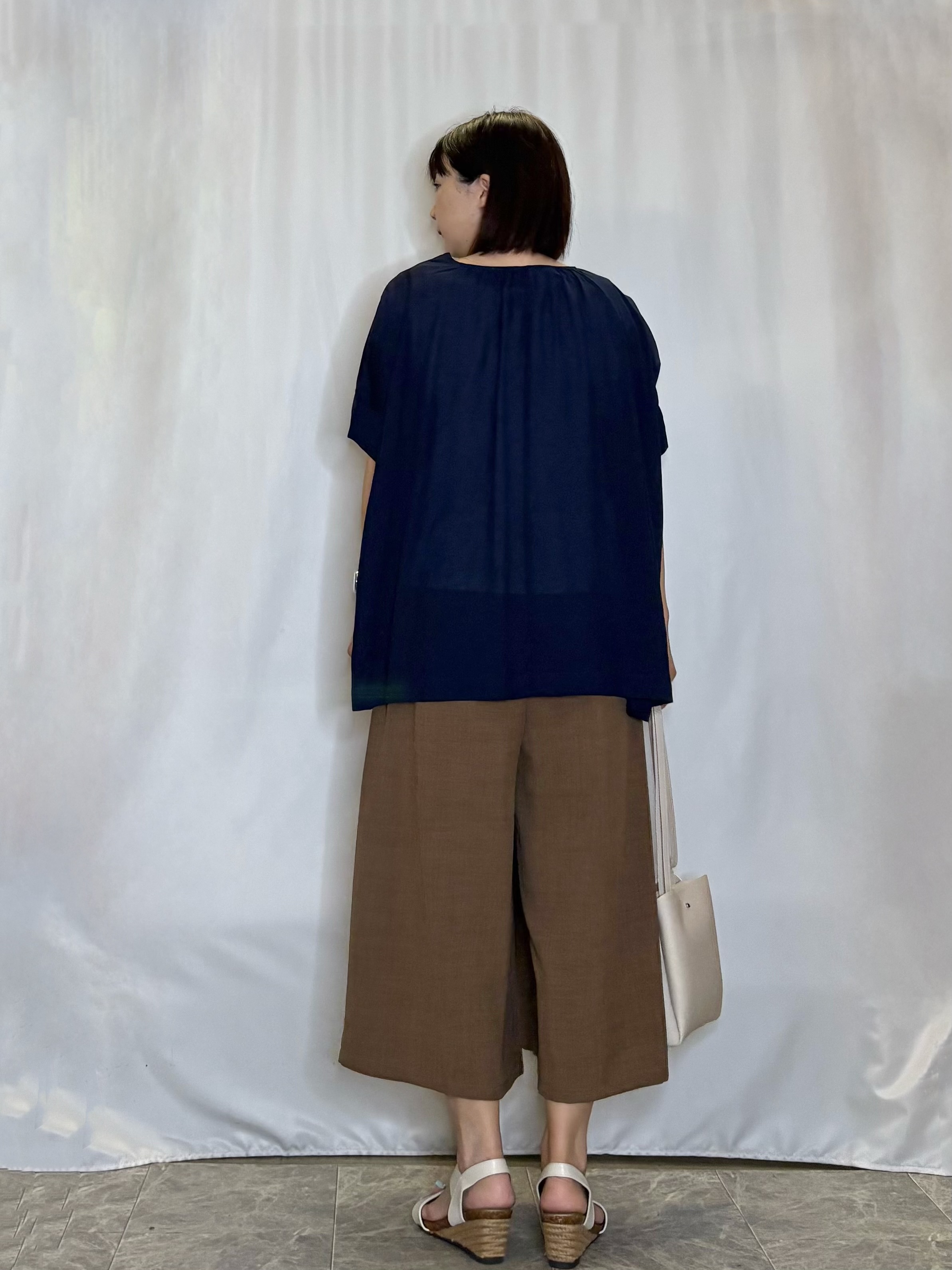 ネリさんの「SHOO･LA･RUE｜【2点セット/洗濯機可/インしないで着られる】リボン付きポンチョ風ブラウス＆タンクトップ」を使ったコーディネート