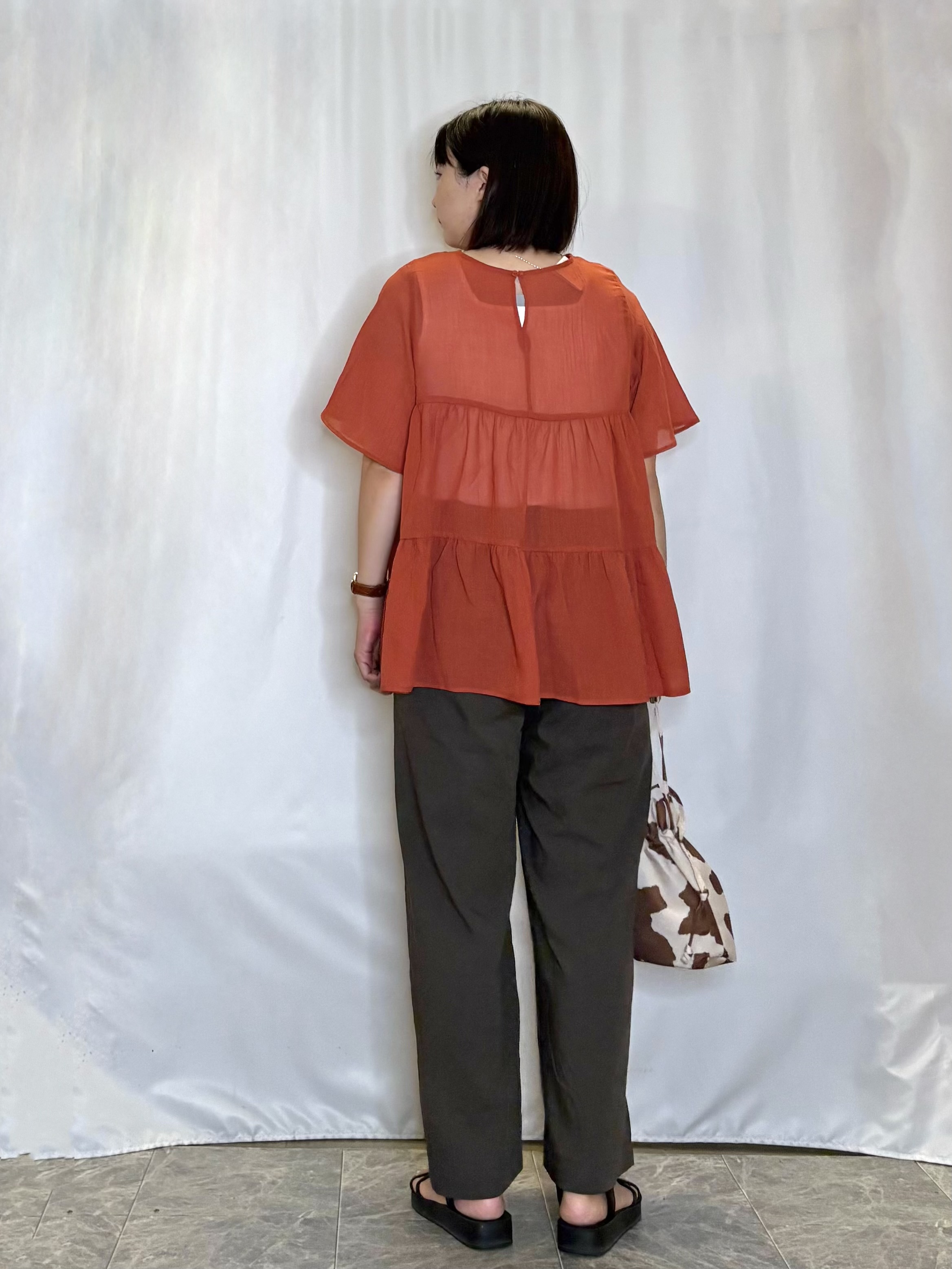 ネリさんの「SHOO･LA･RUE｜【洗濯機可/S-LL】インせず着られる シアー素材が上品なティアードブラウス」を使ったコーディネート