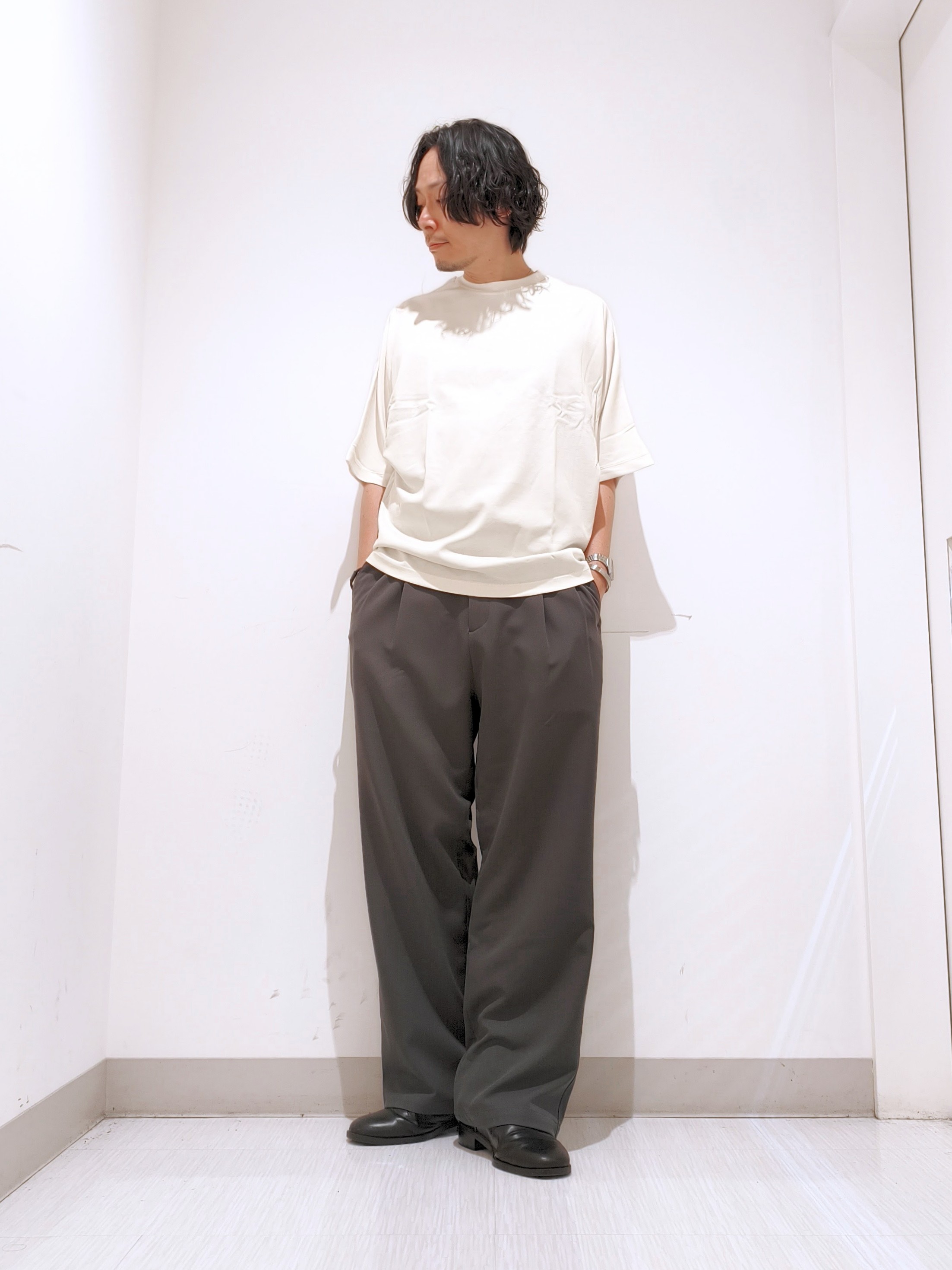 テラシンさんの「tk.TAKEO KIKUCHI｜【360度ストレッチ】smart shiftシリーズ バレルシルエットパンツ」を使ったコーディネート