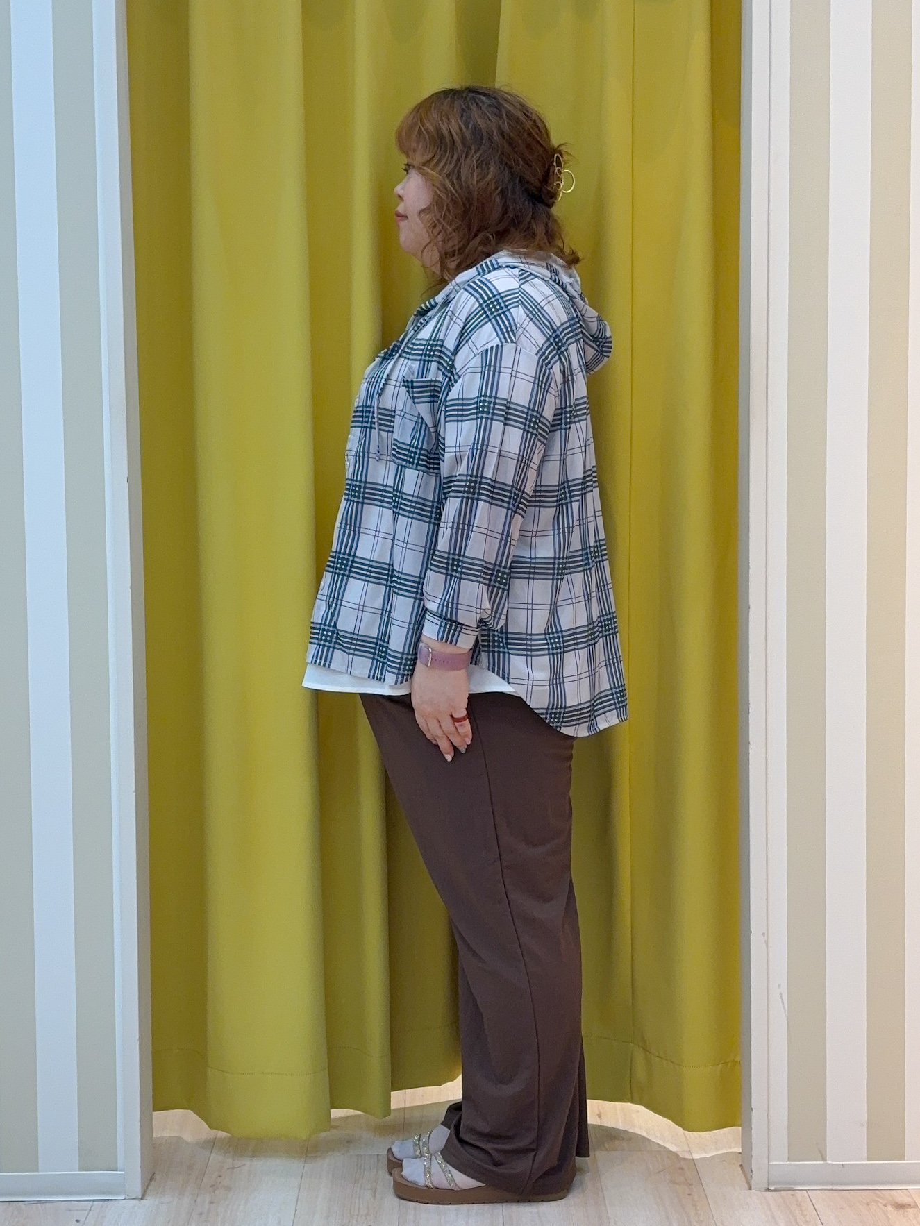 kotoさんさんの「SHOO･LA･RUE｜【洗濯機可/体型カバー】程よい透け感の ゆるシルエットシア―シャツ」を使ったコーディネート