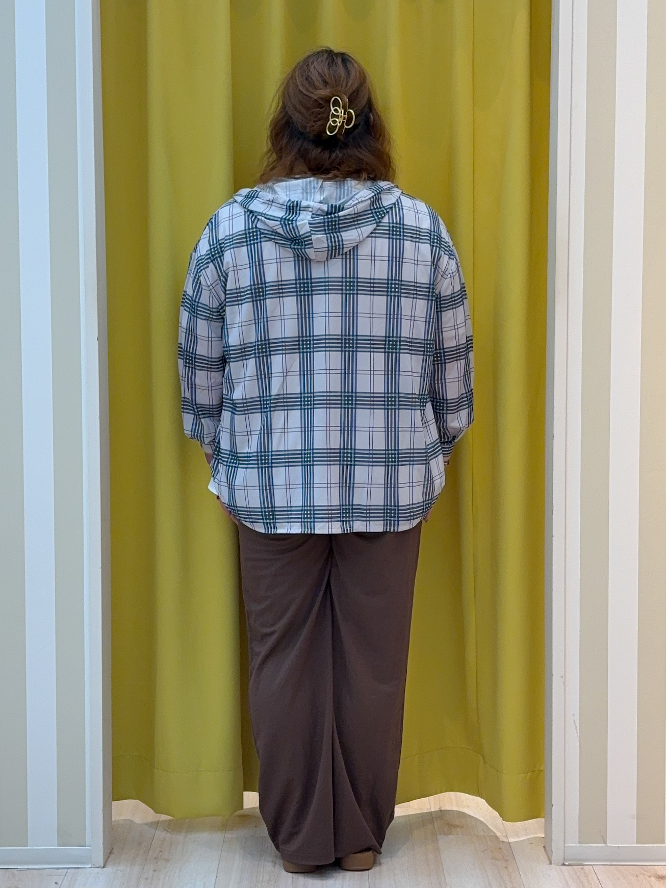 kotoさんさんの「SHOO･LA･RUE｜【洗濯機可/体型カバー】程よい透け感の ゆるシルエットシア―シャツ」を使ったコーディネート