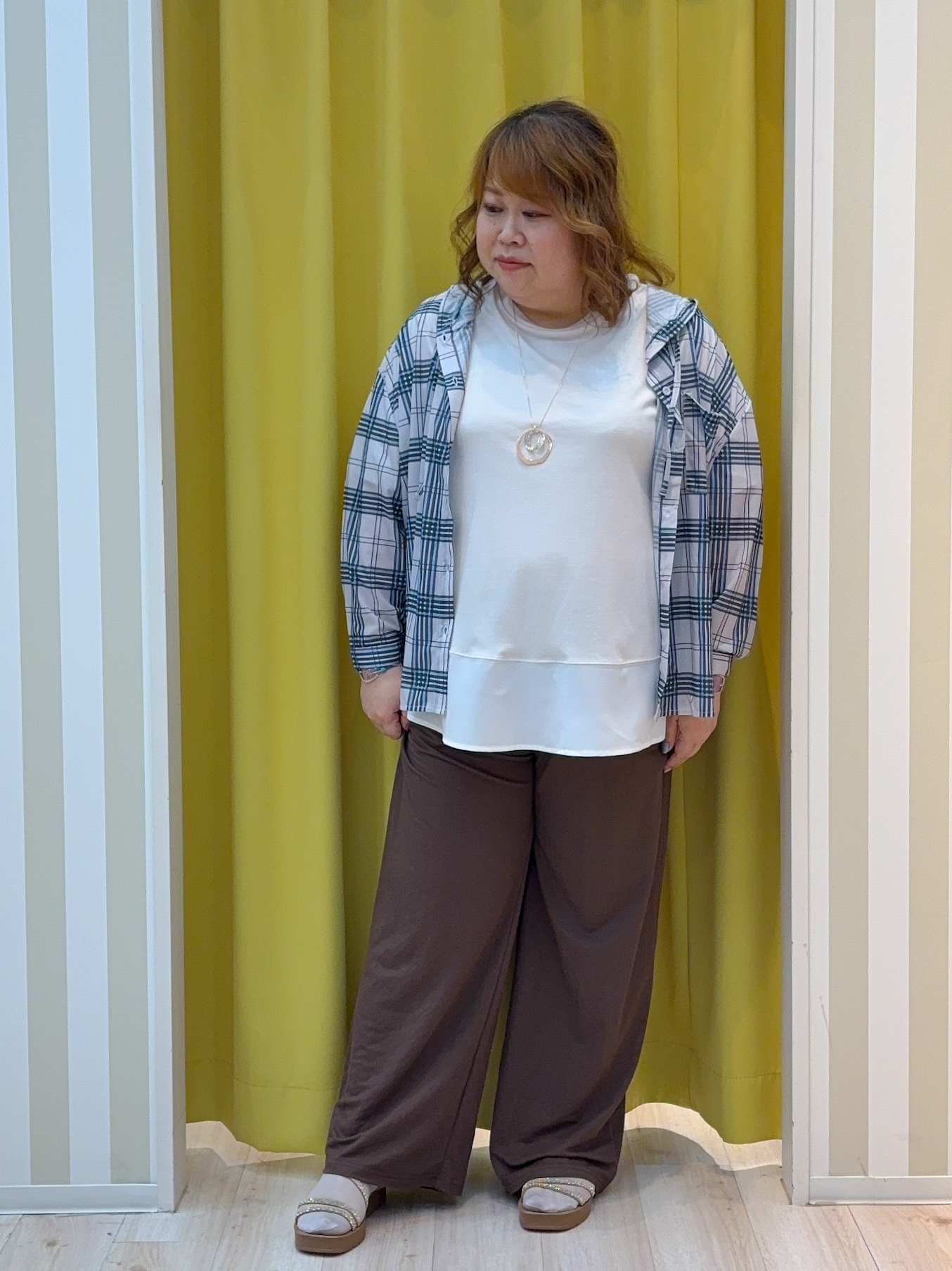 kotoさんさんの「SHOO･LA･RUE｜【洗濯機可/体型カバー】程よい透け感の ゆるシルエットシア―シャツ」を使ったコーディネート