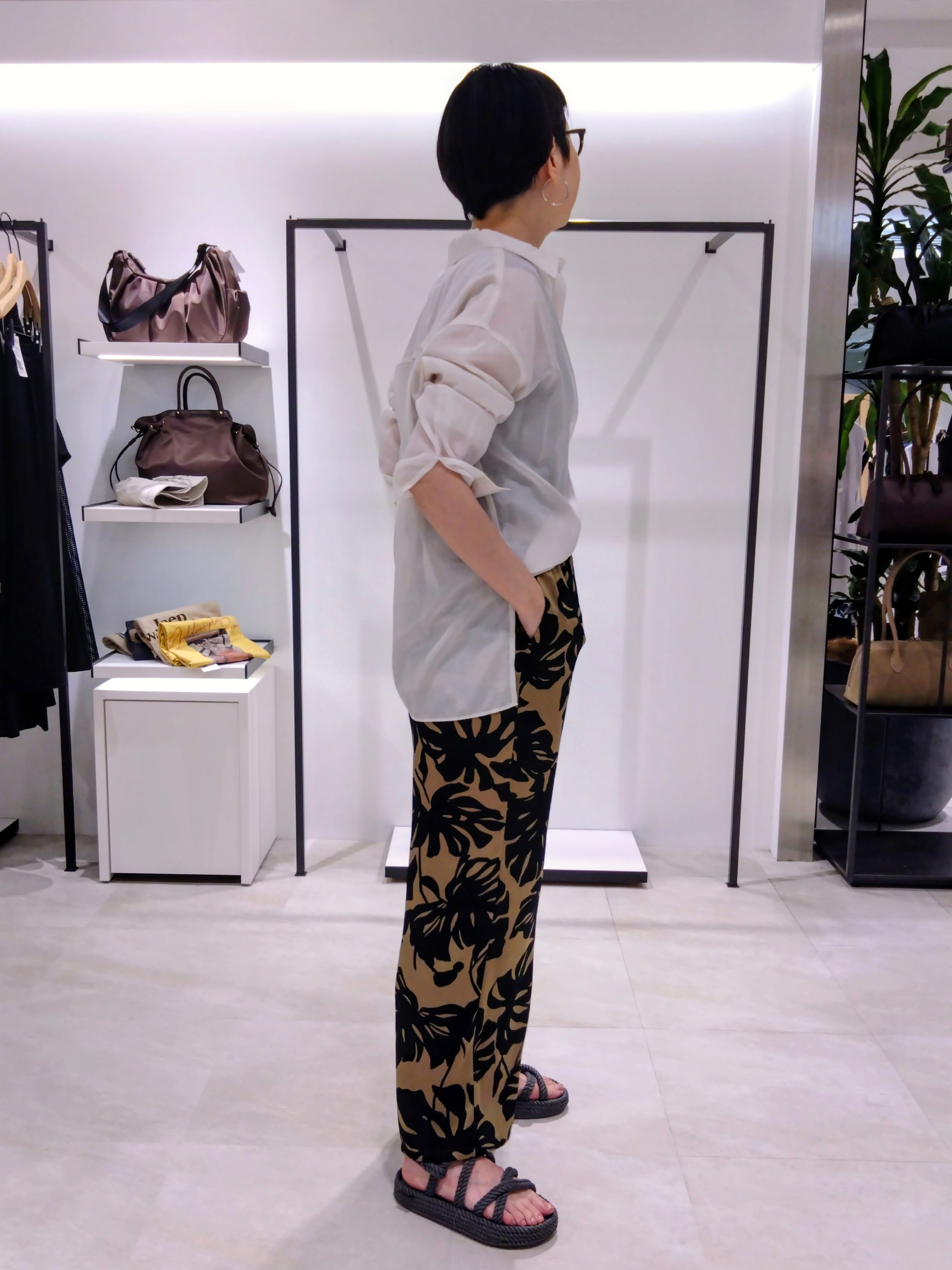 まちこさんの「UNTITLED｜シルキータッチシアーシャツ」を使ったコーディネート