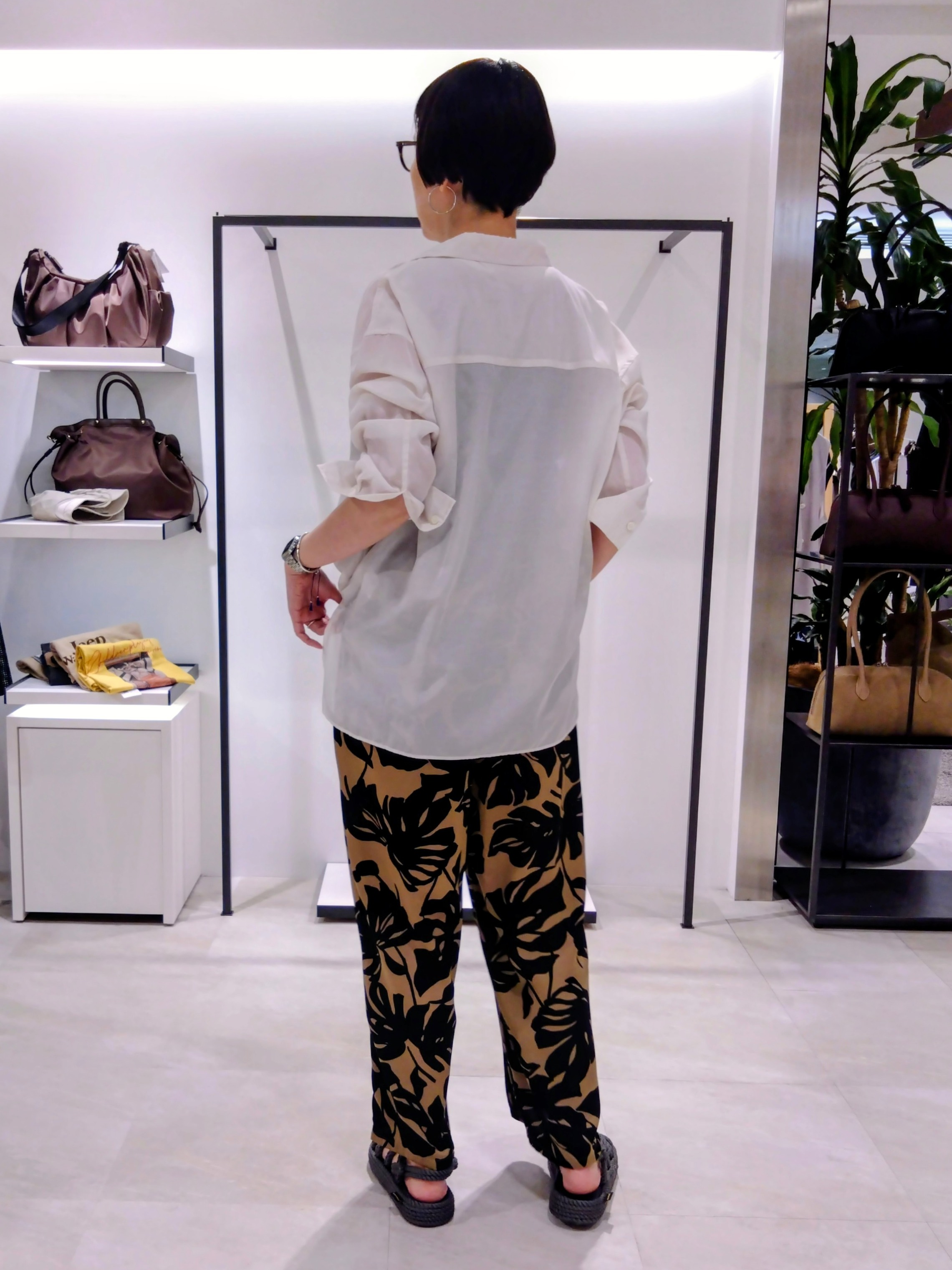 まちこさんの「UNTITLED｜シルキータッチシアーシャツ」を使ったコーディネート