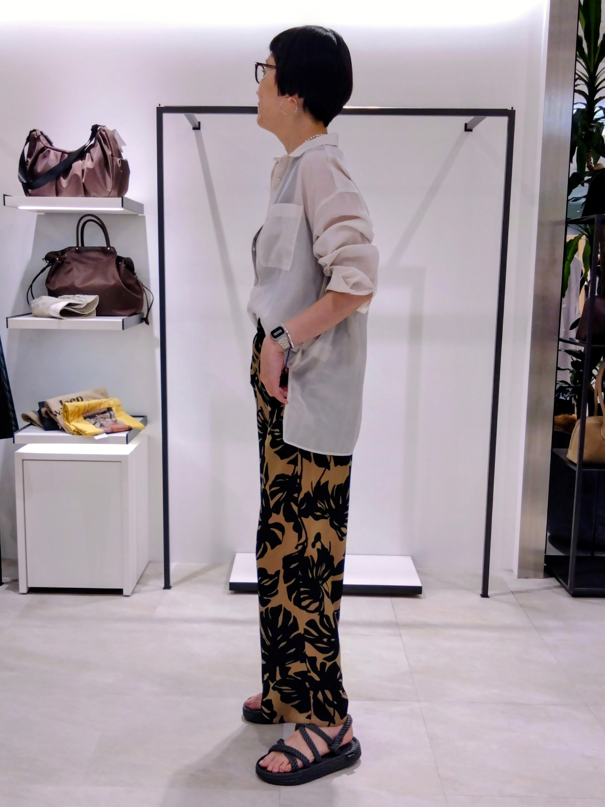 まちこさんの「UNTITLED｜シルキータッチシアーシャツ」を使ったコーディネート