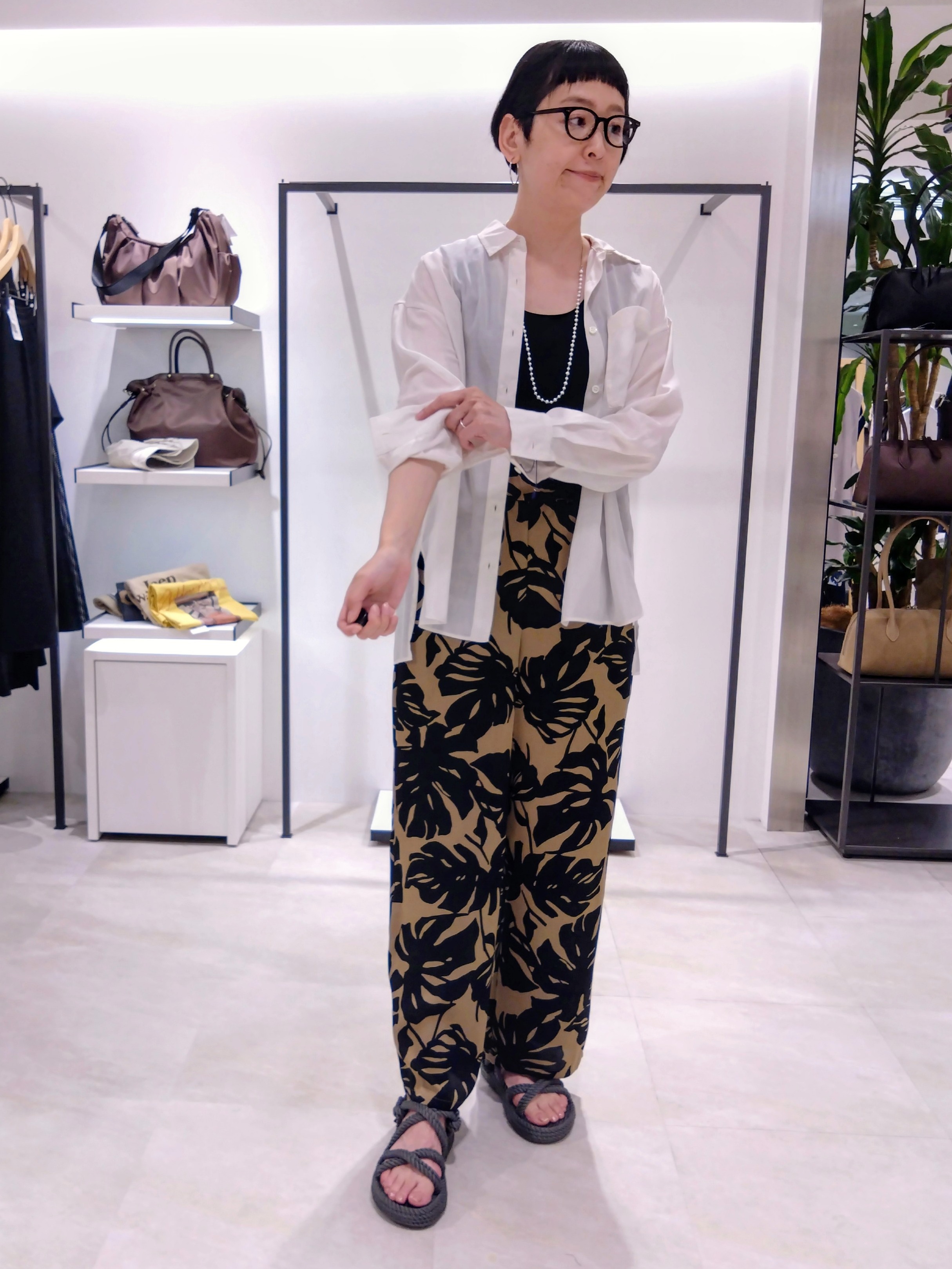 まちこさんの「UNTITLED｜シルキータッチシアーシャツ」を使ったコーディネート