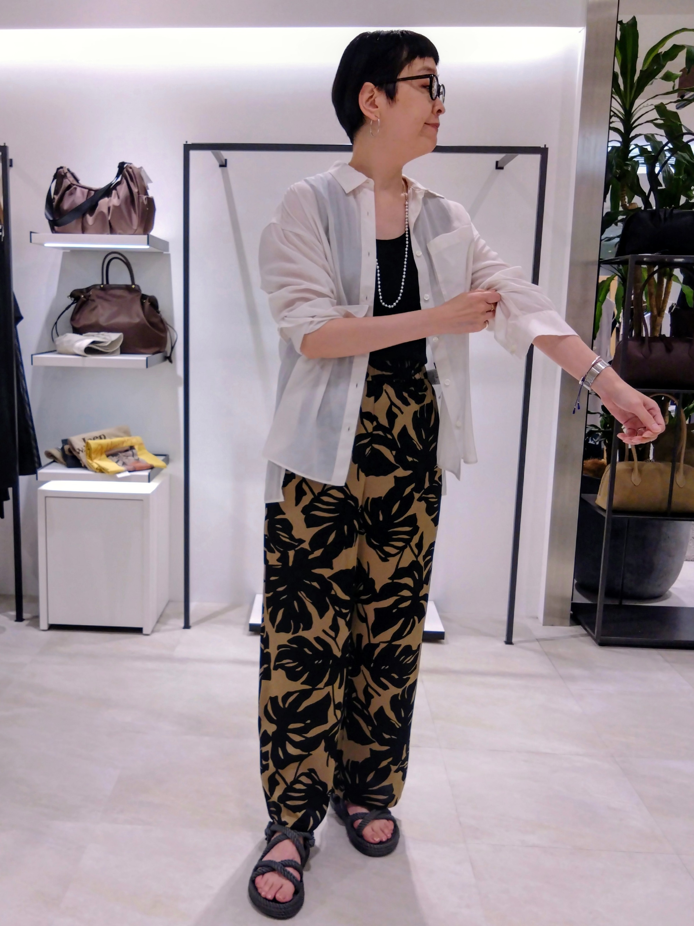 まちこさんの「UNTITLED｜シルキータッチシアーシャツ」を使ったコーディネート