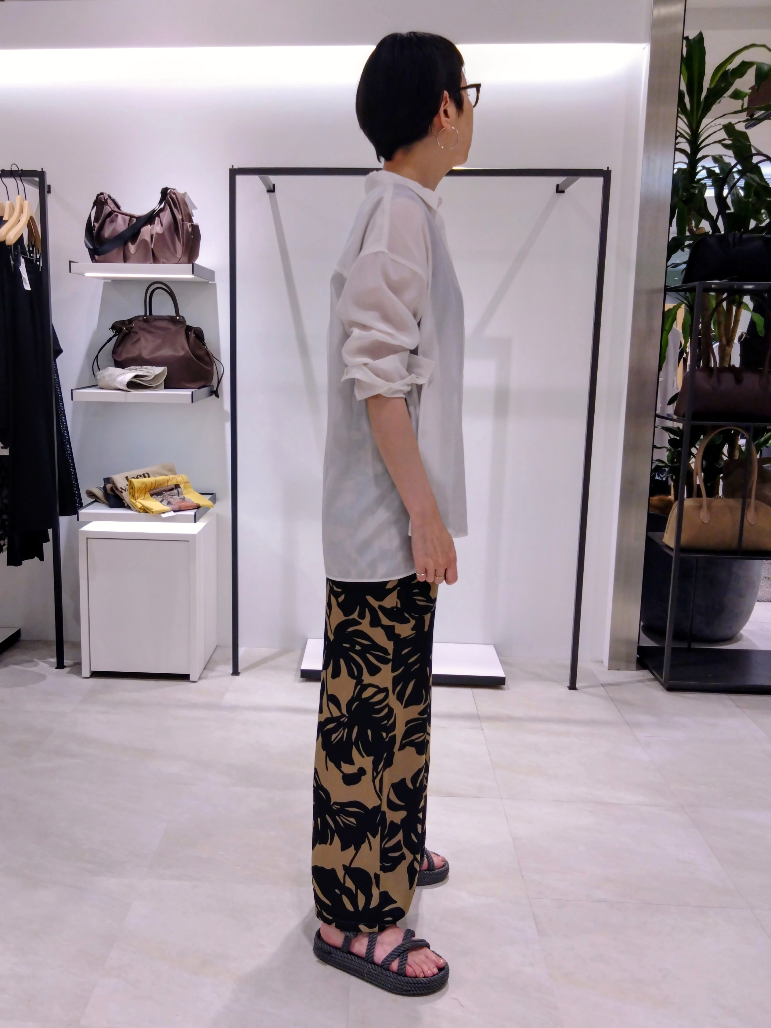 まちこさんの「UNTITLED｜シルキータッチシアーシャツ」を使ったコーディネート