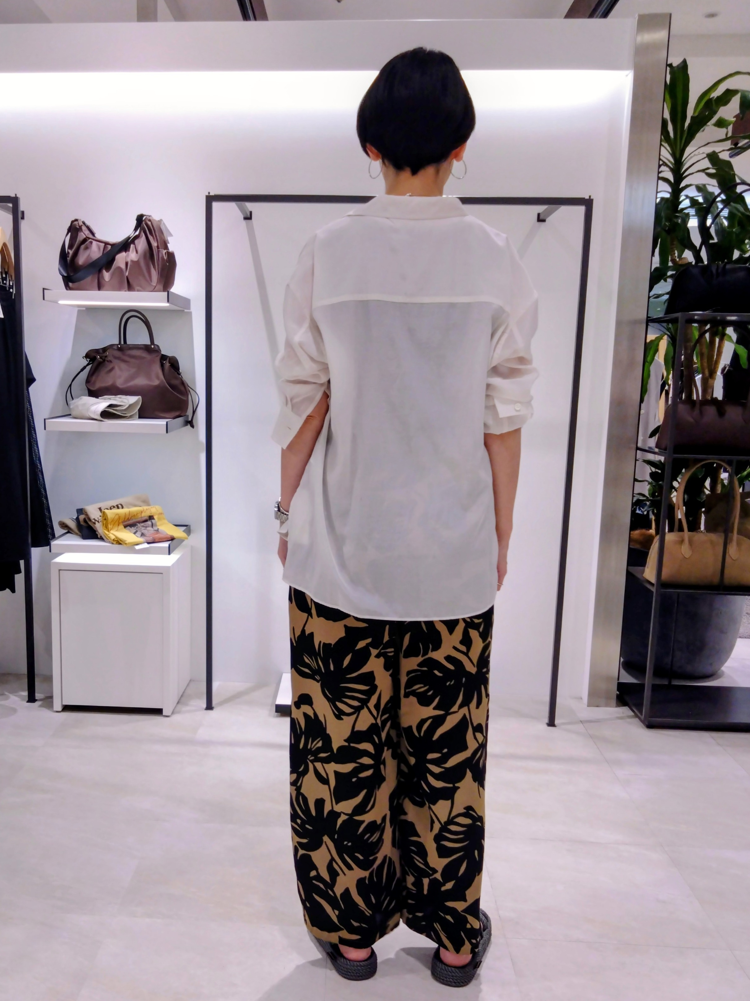 まちこさんの「UNTITLED｜シルキータッチシアーシャツ」を使ったコーディネート