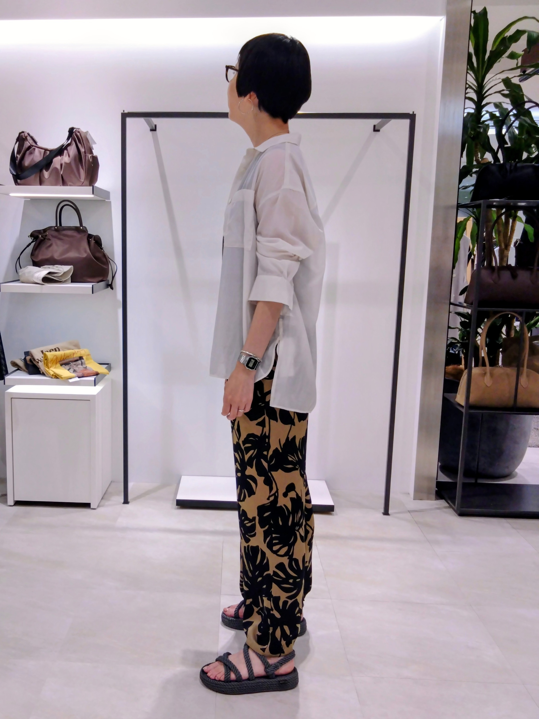 まちこさんの「UNTITLED｜シルキータッチシアーシャツ」を使ったコーディネート
