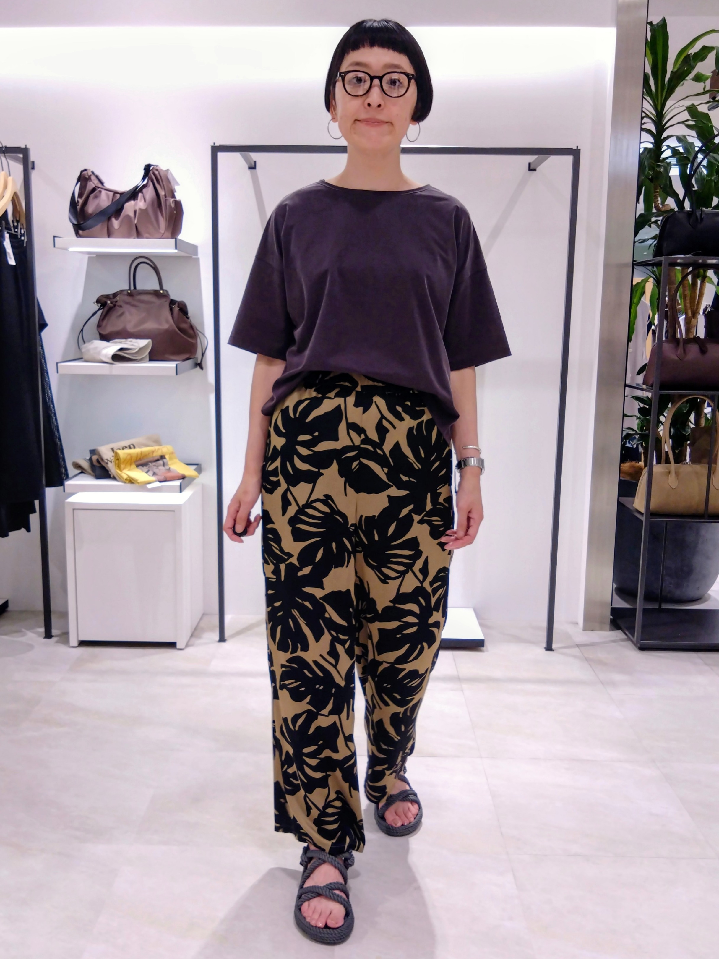 まちこさんの「UNTITLED｜【ウエストゴム】リーフプリントワイドパンツ」を使ったコーディネート