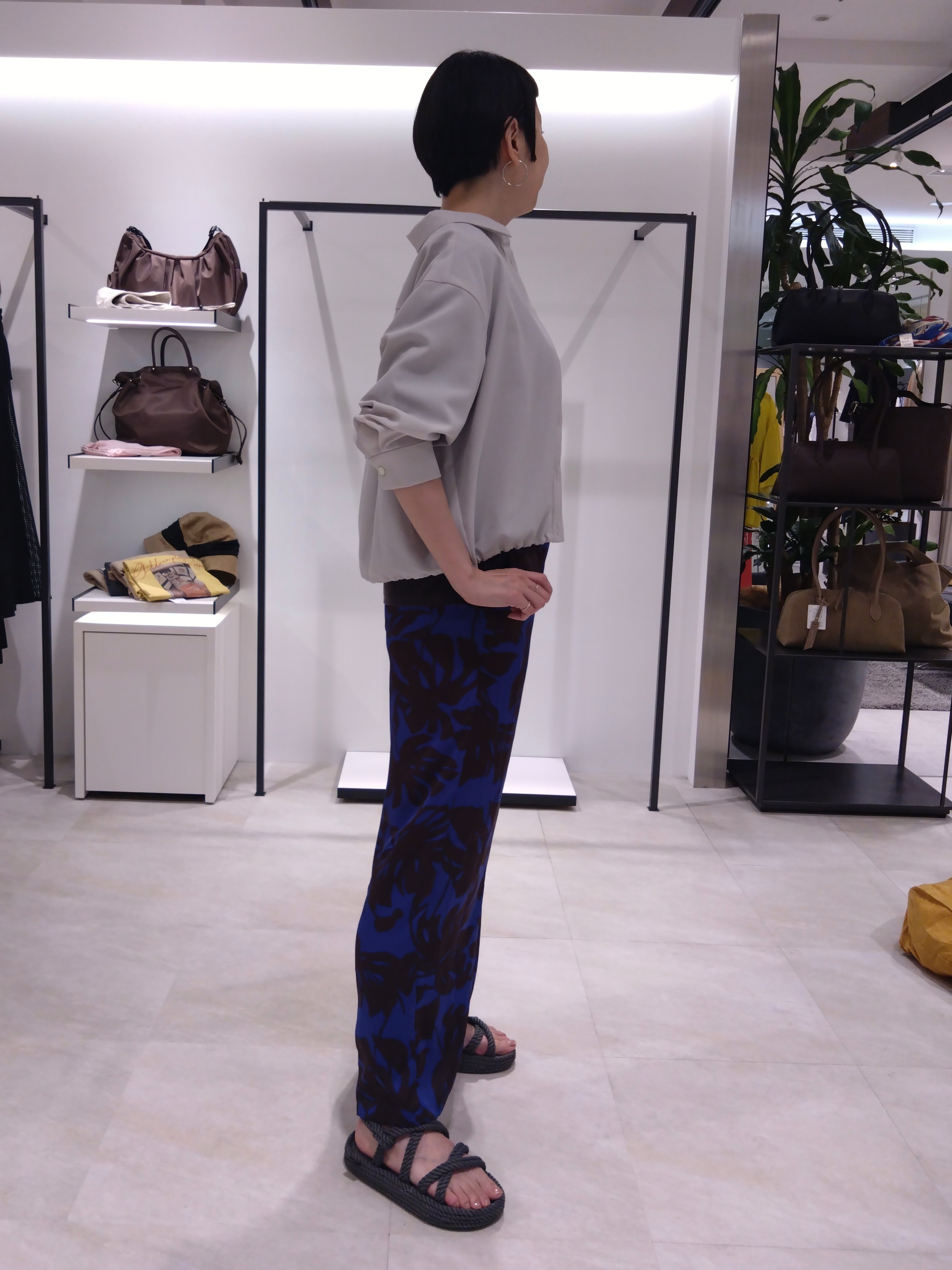 まちこさんの「UNTITLED｜【セットアップ可/UVカット/接触冷感】エアリークールドロストシャツ」を使ったコーディネート
