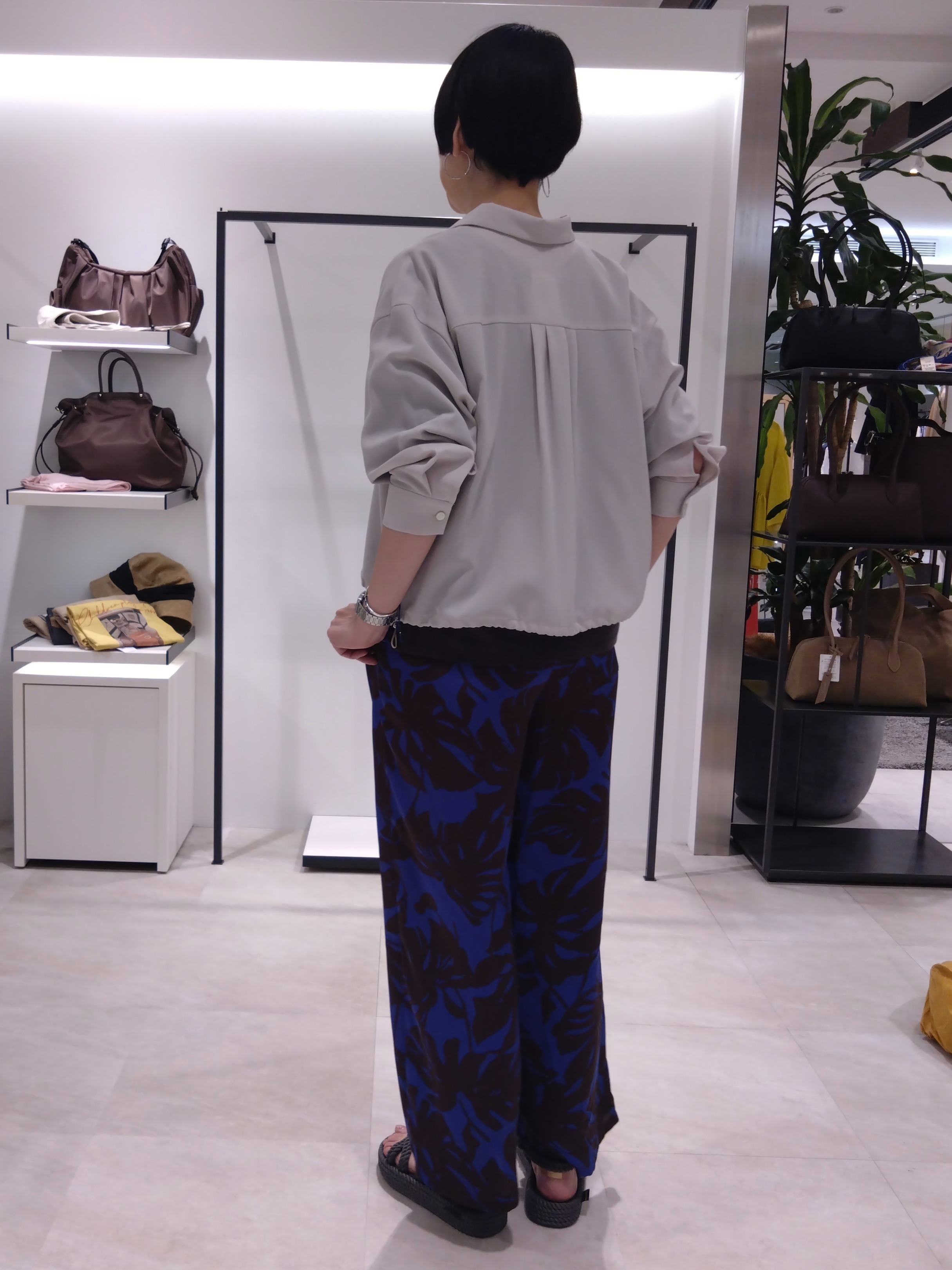 まちこさんの「UNTITLED｜【セットアップ可/UVカット/接触冷感】エアリークールドロストシャツ」を使ったコーディネート
