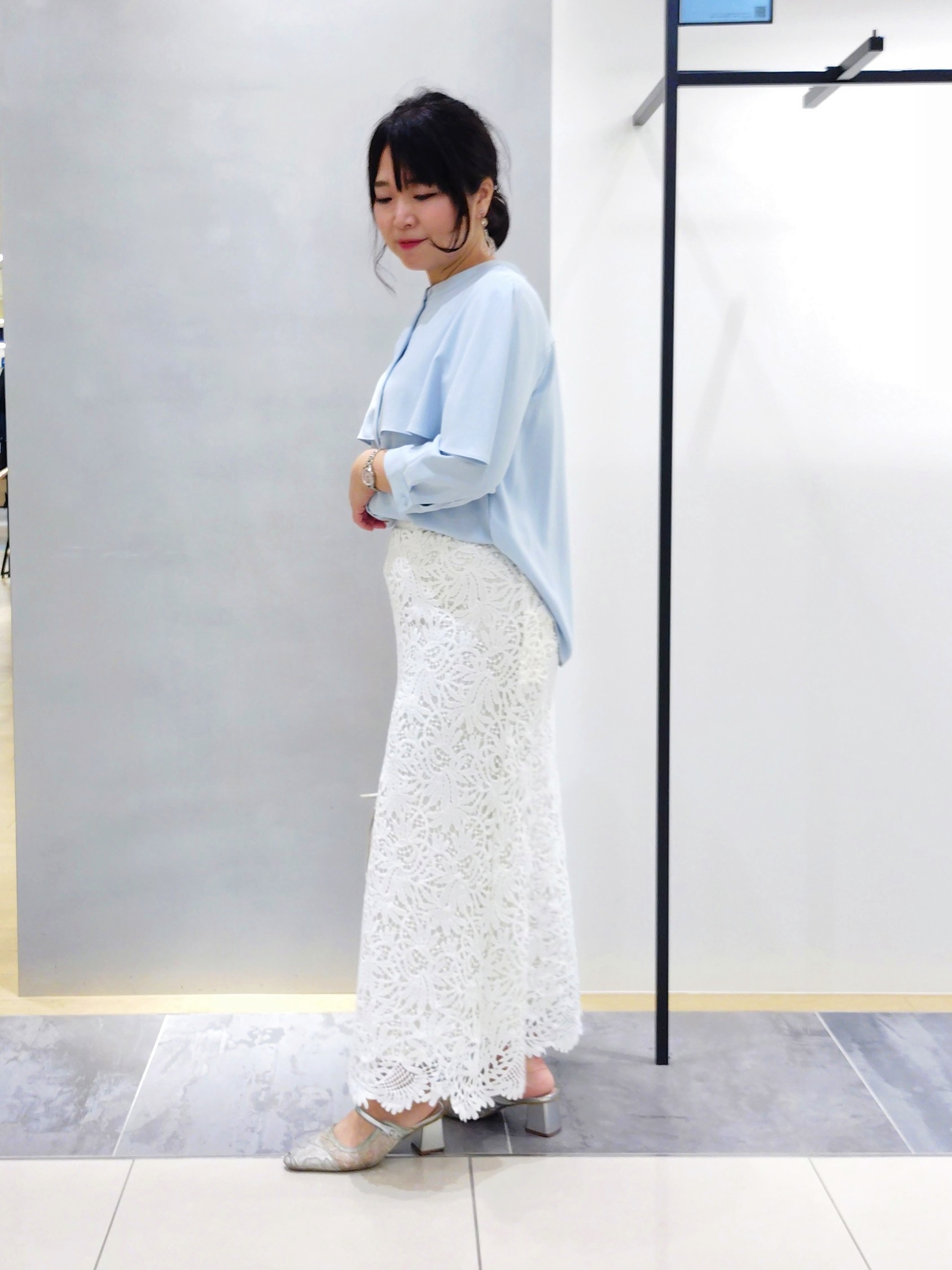 TOMOMIさんの「INDIVI｜【新作登場！着る日傘】 ケープ風ブラウス」を使ったコーディネート