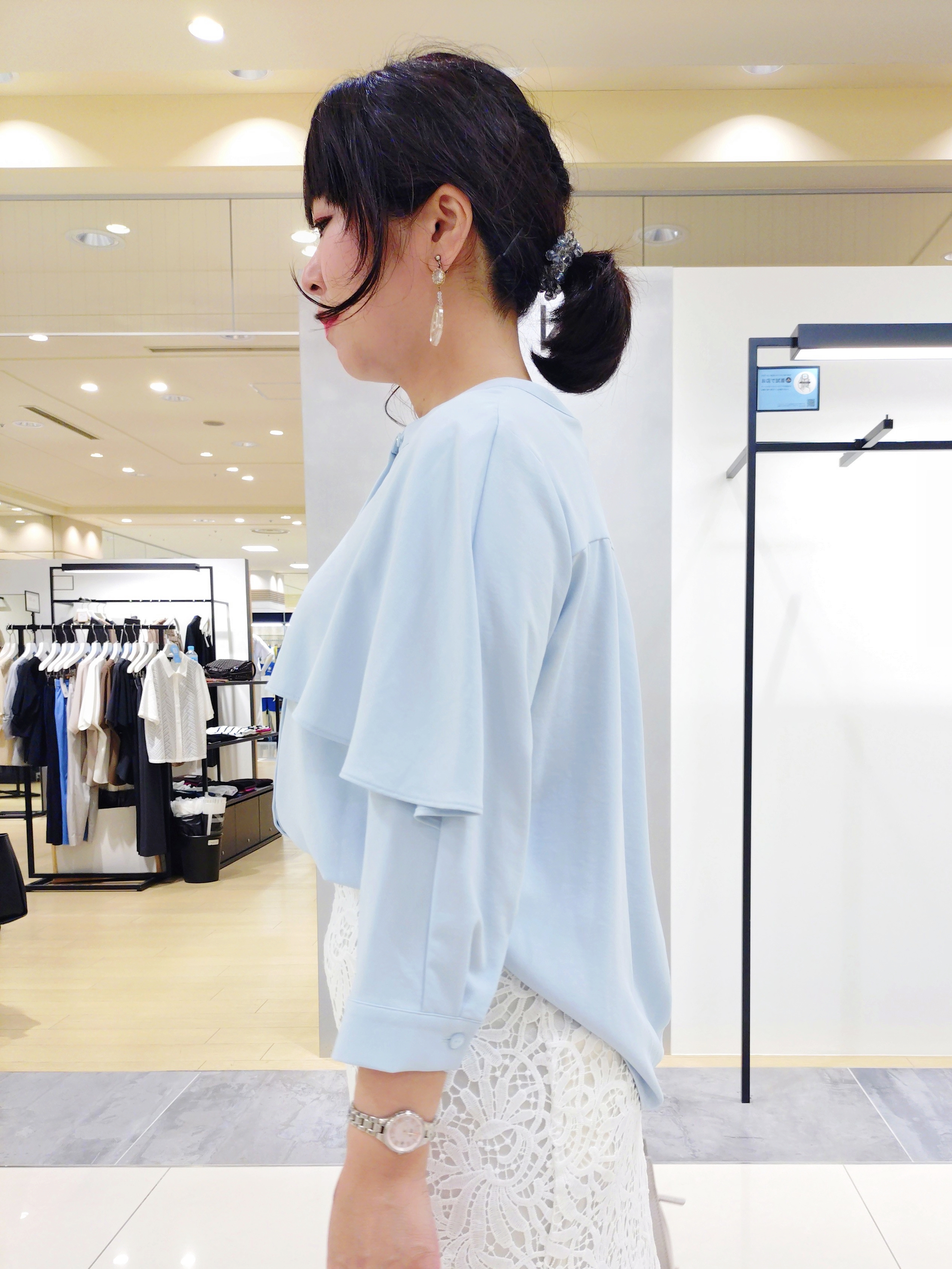 TOMOMIさんの「INDIVI｜【新作登場！着る日傘】 ケープ風ブラウス」を使ったコーディネート