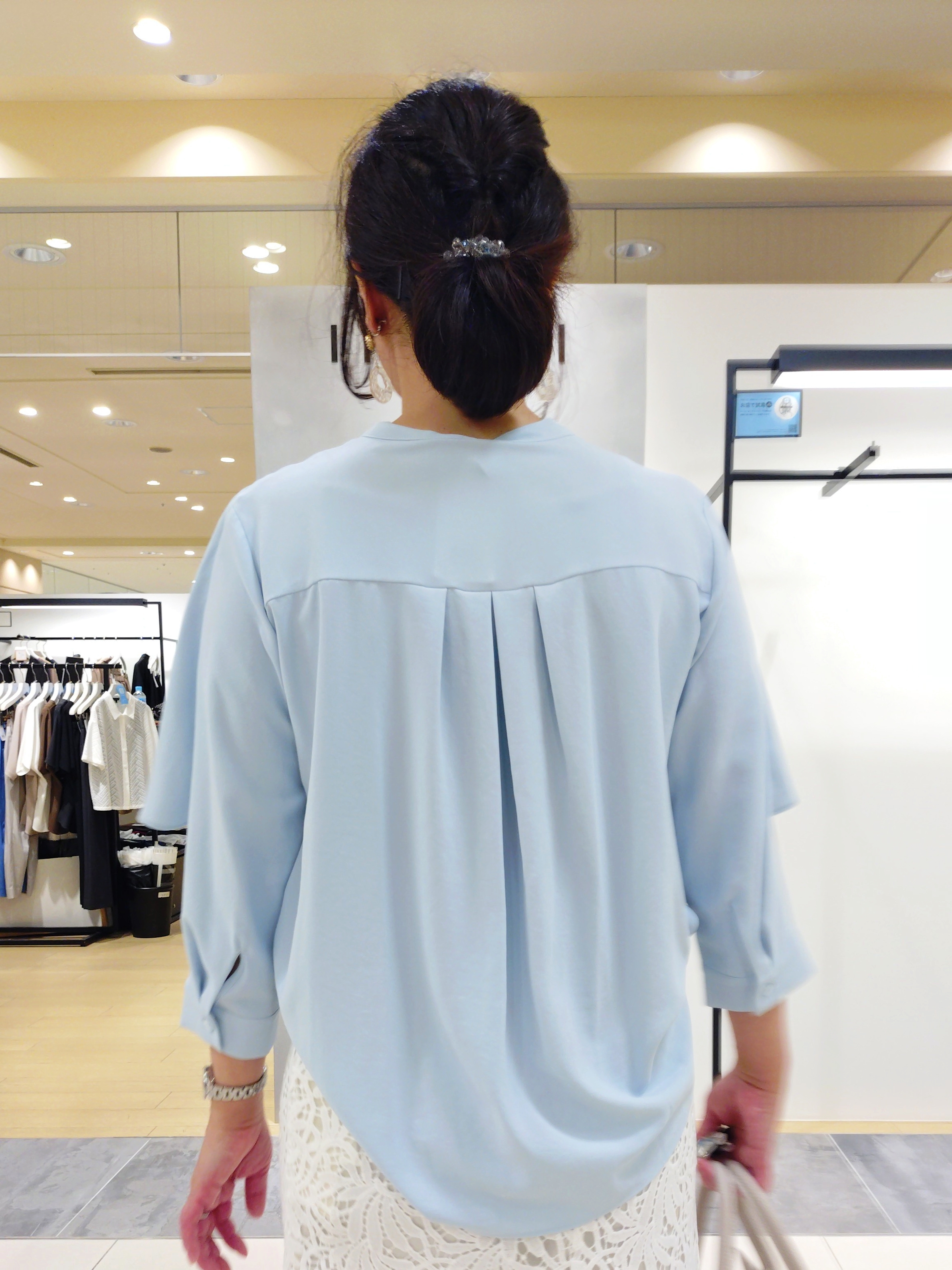 TOMOMIさんの「INDIVI｜【新作登場！着る日傘】 ケープ風ブラウス」を使ったコーディネート