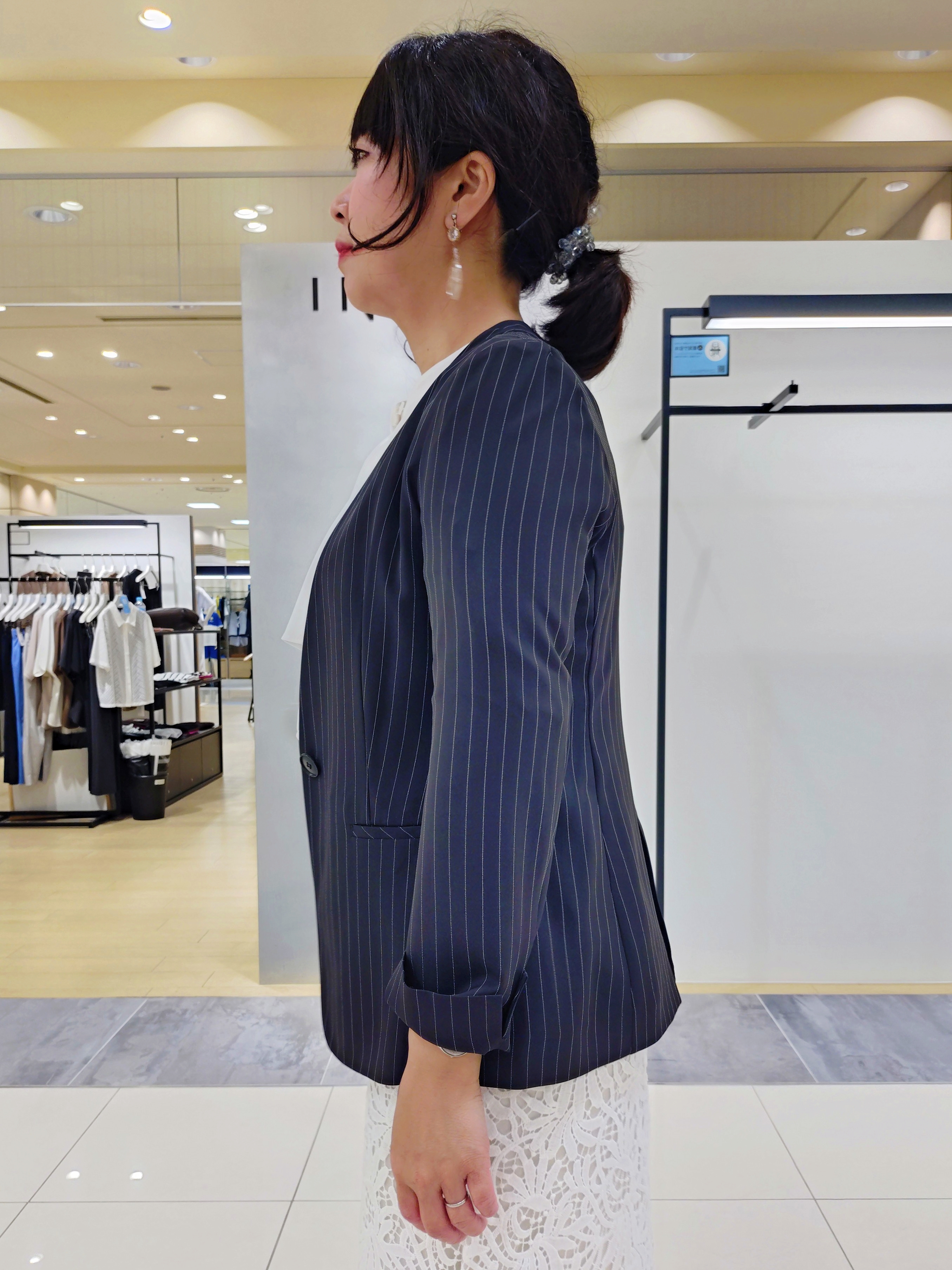 TOMOMIさんの「INDIVI｜【新作登場！着る日傘】 カラーレスジャケット」を使ったコーディネート