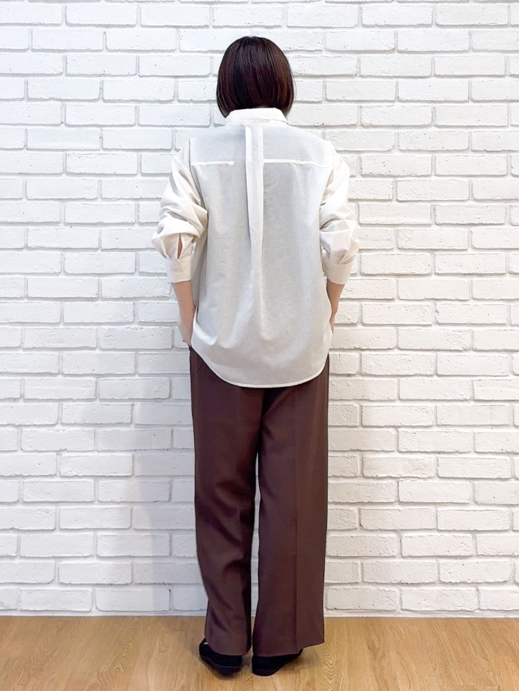 𝐜𝐡𝐢𝐤𝐚さんの「SHOO･LA･RUE｜高通気レギュラーカラーシャツ」を使ったコーディネート
