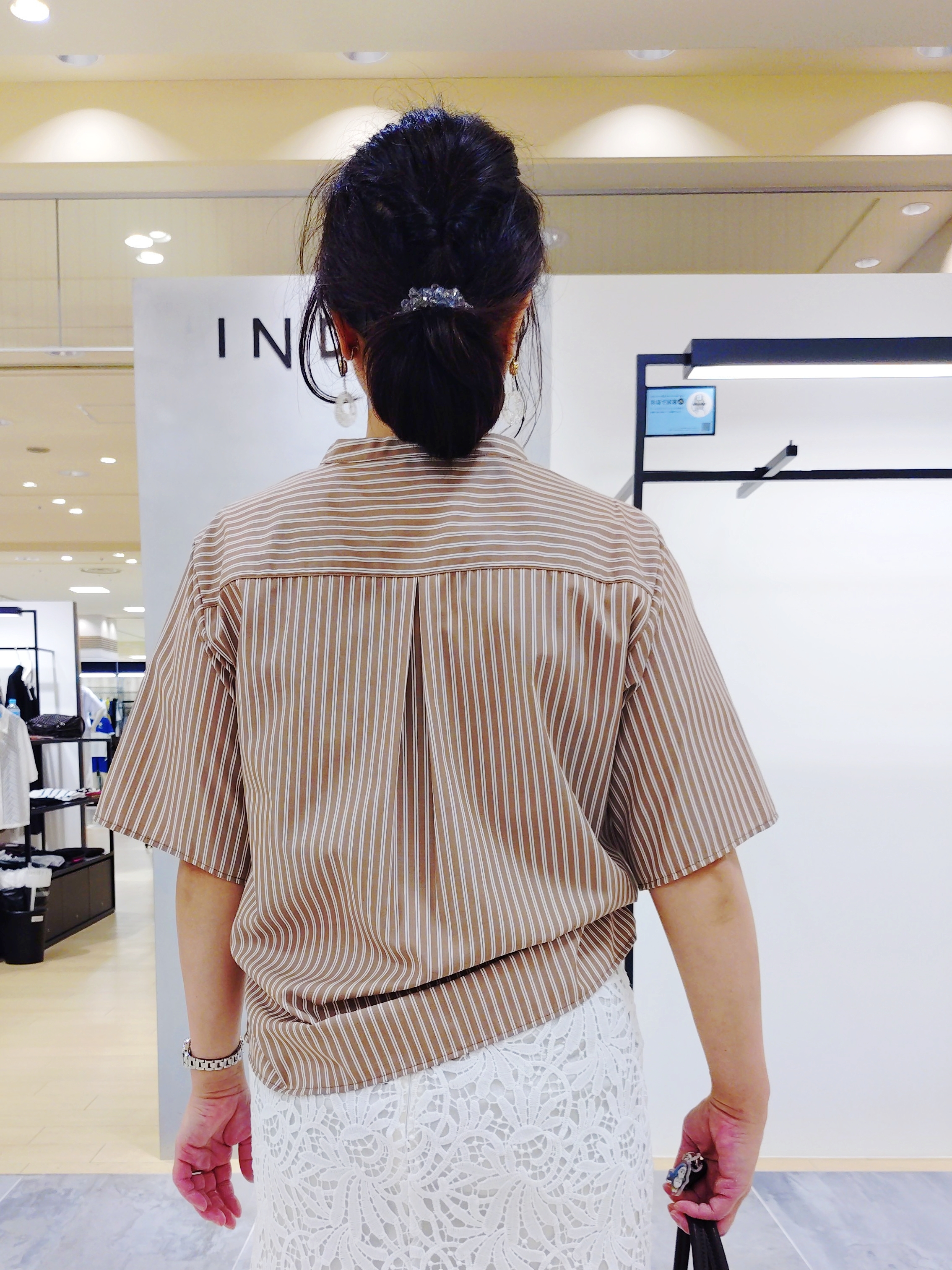 TOMOMIさんの「INDIVI｜【合皮／2WAY】チャーム付きドロストソフトレザーバッグ」を使ったコーディネート