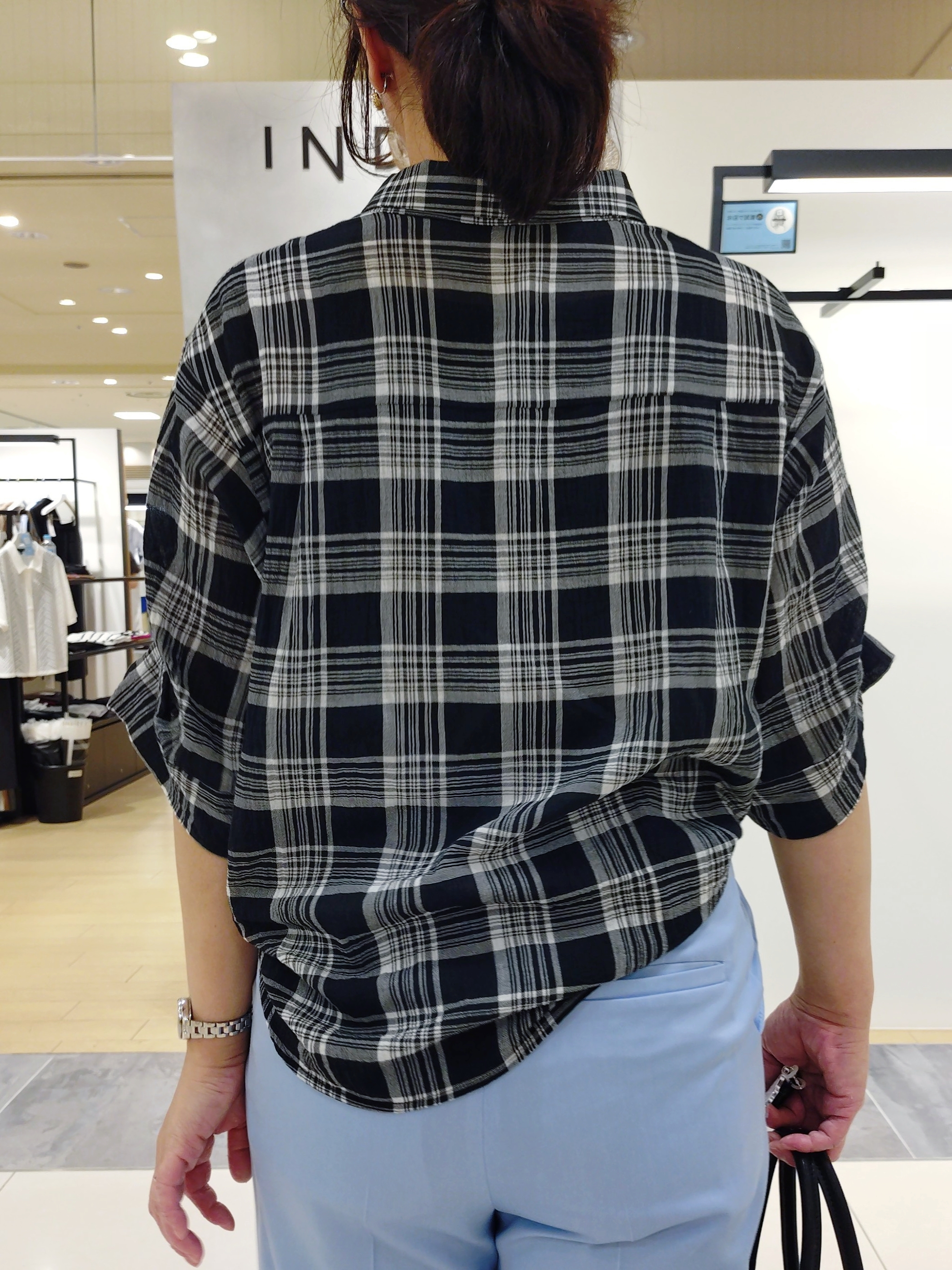 TOMOMIさんの「INDIVI｜【透け感／2WAY】袖アレンジ チェックシャツ」を使ったコーディネート