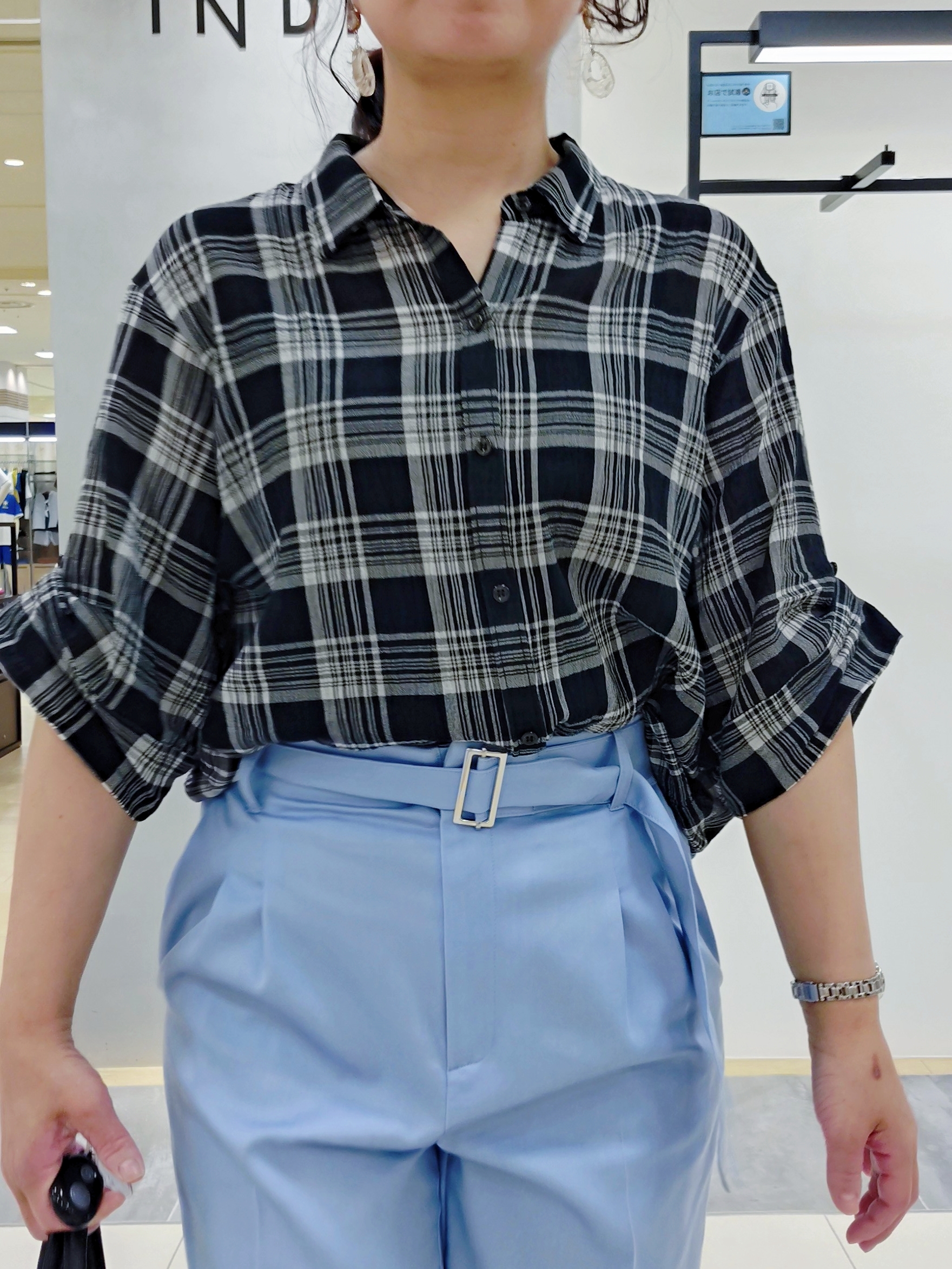 TOMOMIさんの「INDIVI｜【透け感／2WAY】袖アレンジ チェックシャツ」を使ったコーディネート
