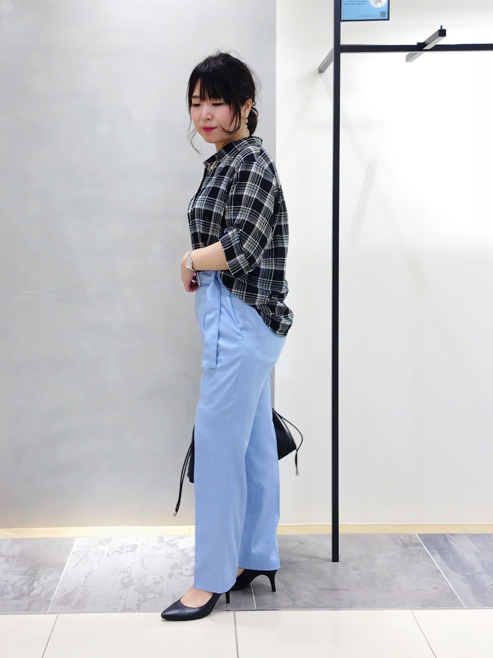 TOMOMIさんの「INDIVI｜【透け感／2WAY】袖アレンジ チェックシャツ」を使ったコーディネート