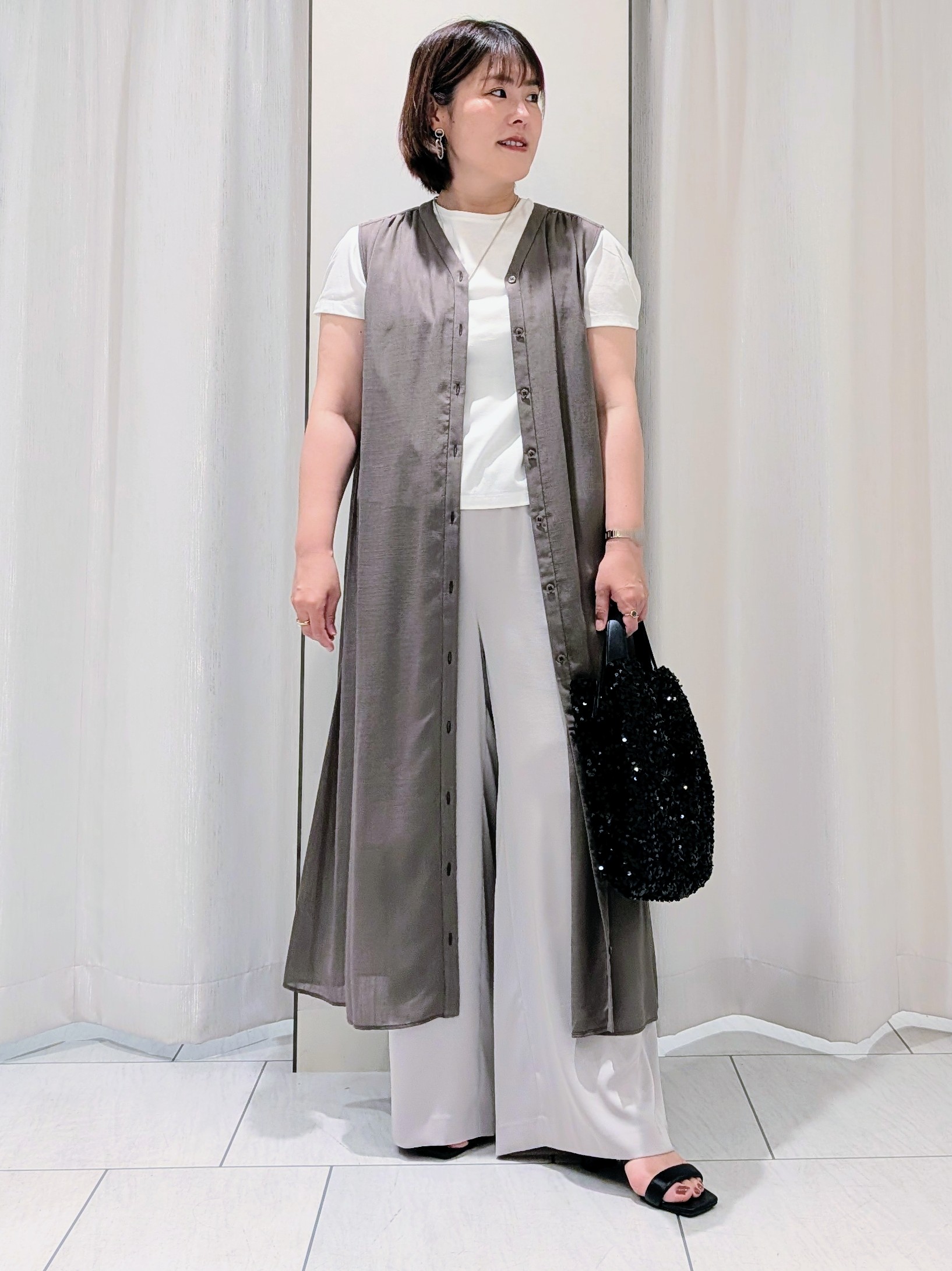 Onumaさんの「UNTITLED｜【通気性/前開きボタン】シアーVネックワンピース」を使ったコーディネート