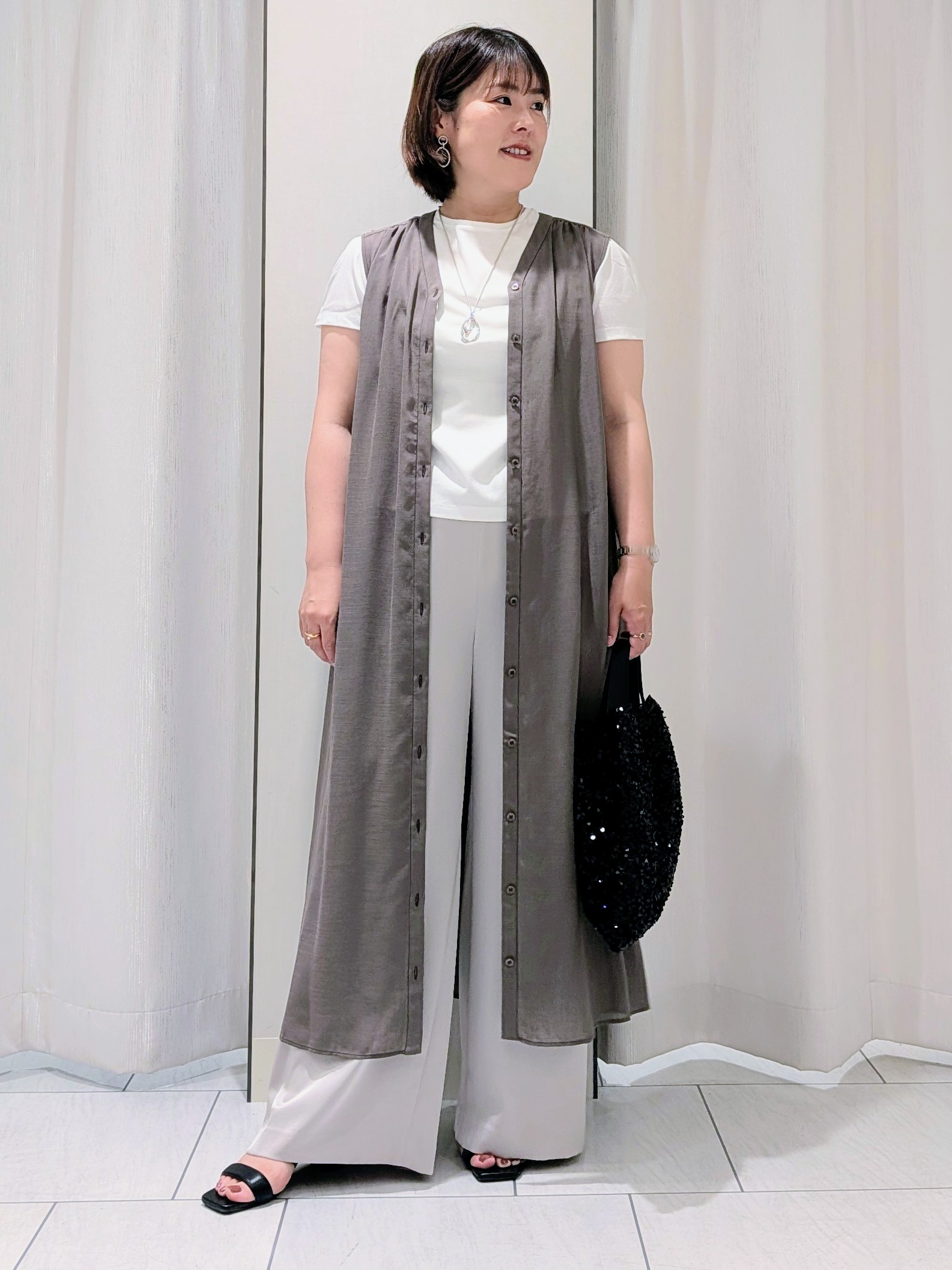 Onumaさんの「UNTITLED｜【通気性/前開きボタン】シアーVネックワンピース」を使ったコーディネート