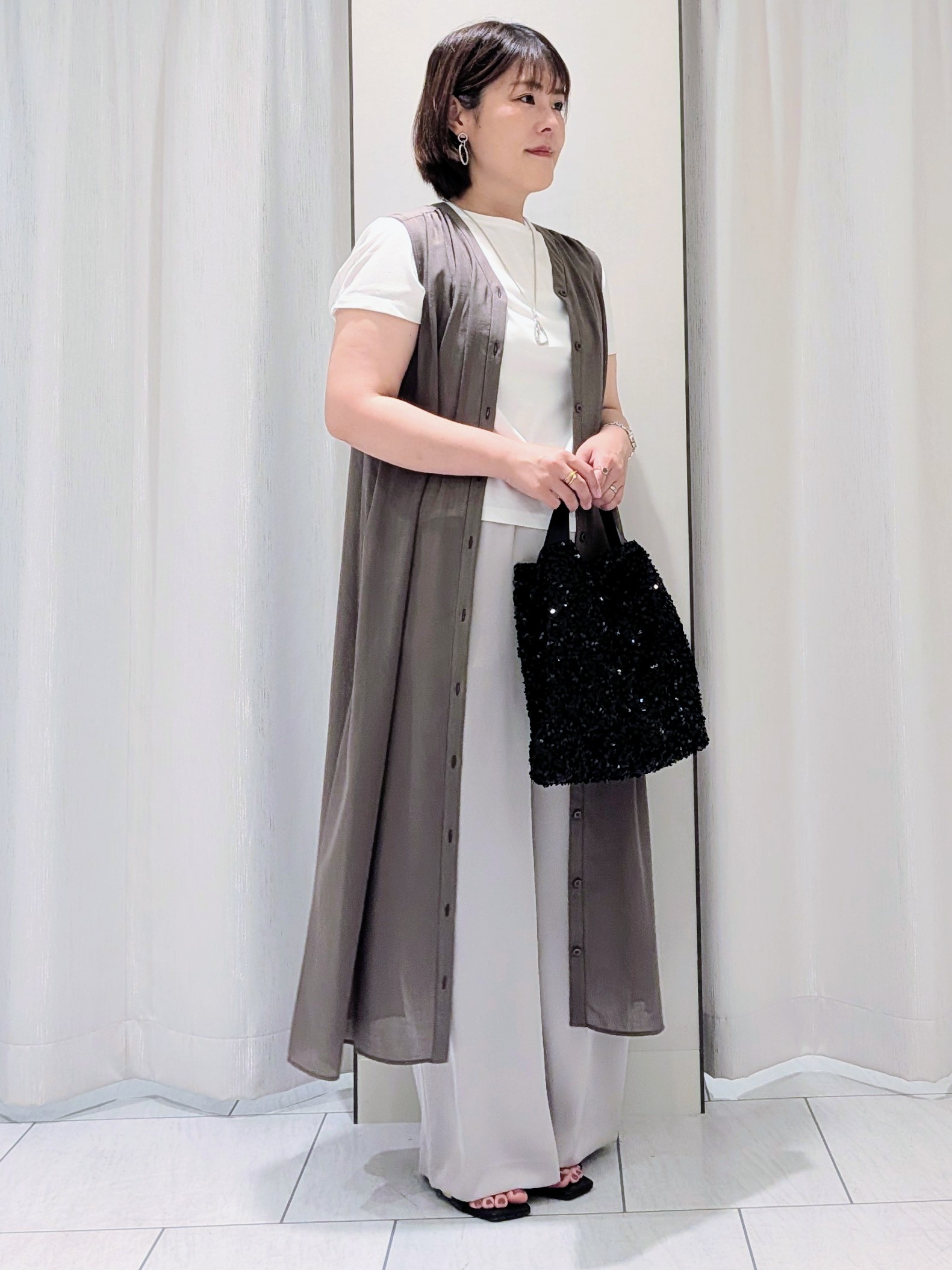 Onumaさんの「UNTITLED｜【通気性/前開きボタン】シアーVネックワンピース」を使ったコーディネート