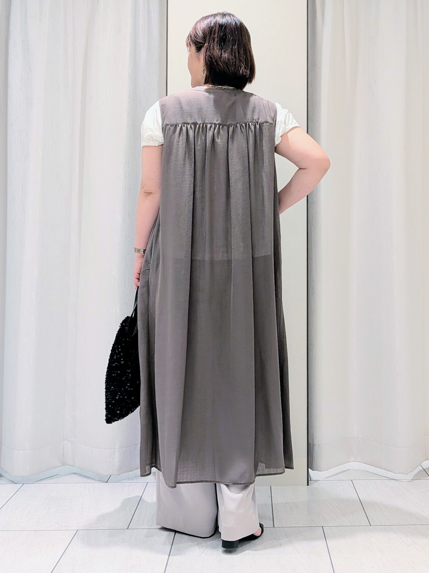 Onumaさんの「UNTITLED｜【通気性/前開きボタン】シアーVネックワンピース」を使ったコーディネート