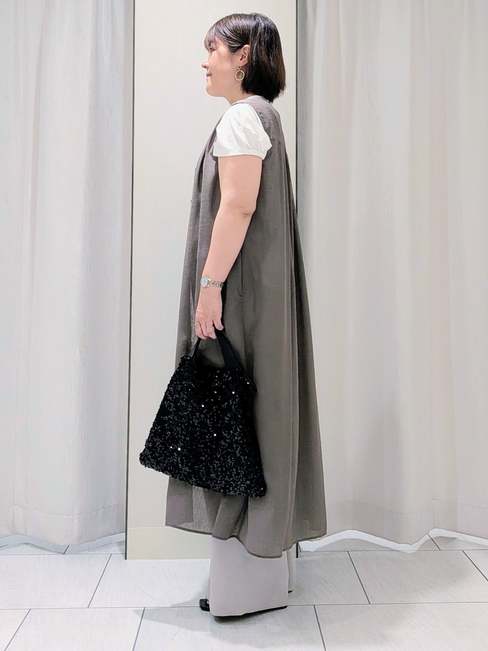 Onumaさんの「UNTITLED｜【通気性/前開きボタン】シアーVネックワンピース」を使ったコーディネート