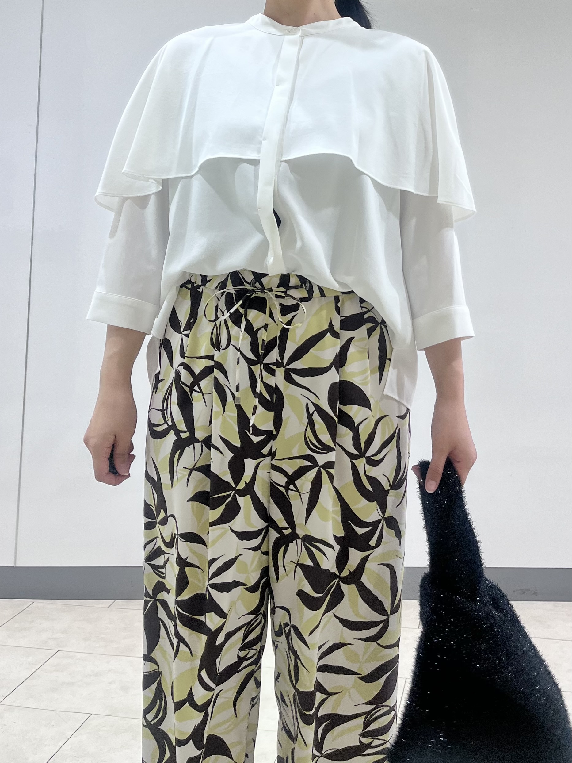 hasuさんの「INDIVI｜【新作登場！着る日傘】 ケープ風ブラウス」を使ったコーディネート