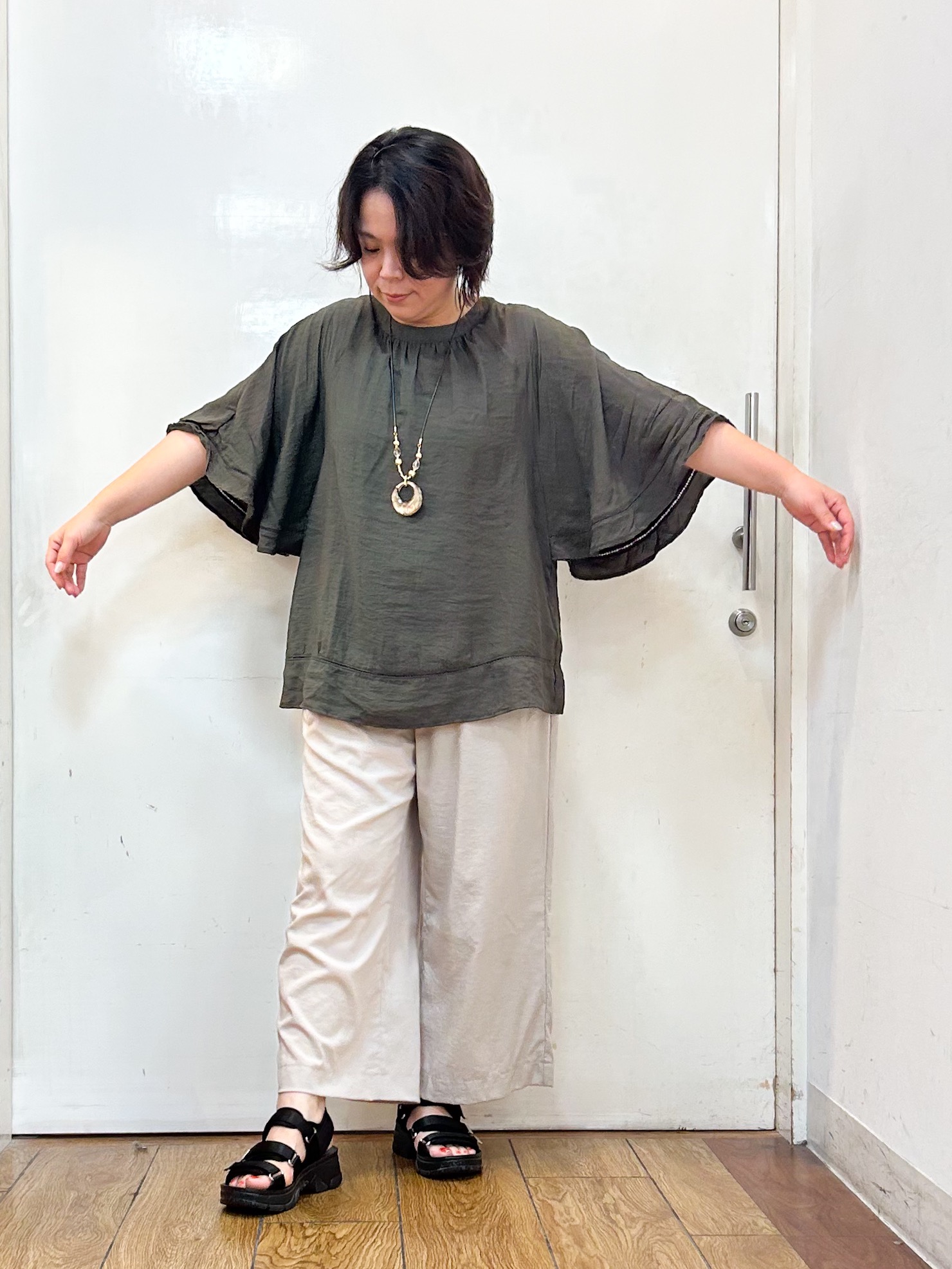 haruさんの「SHOO･LA･RUE｜【ひんやり/S-LL/体型カバー】はしごレースが魅力な スラブポンチョ風ブラウス」を使ったコーディネート