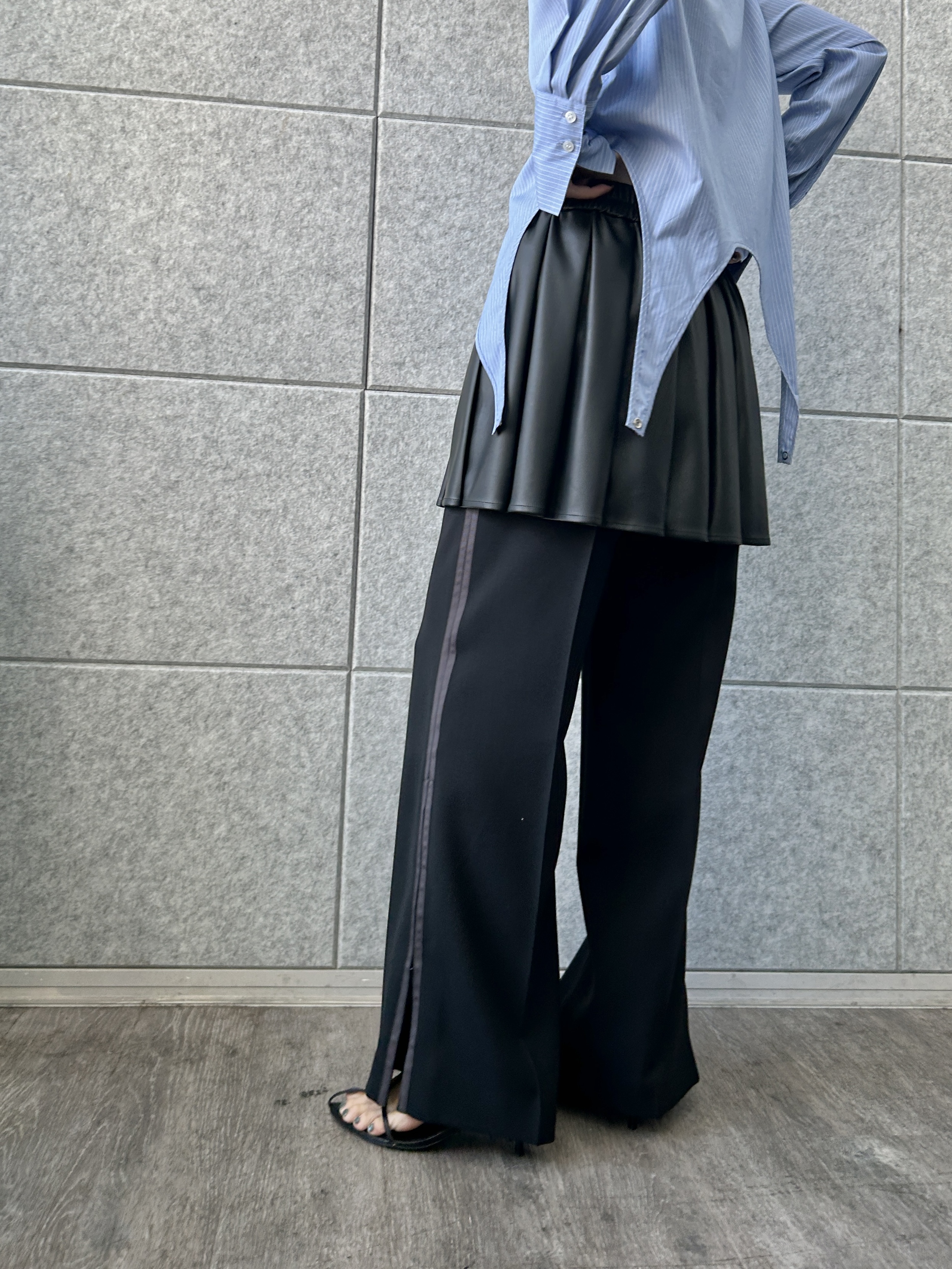 harunaさんの「CODE A｜line zip trousers」を使ったコーディネート