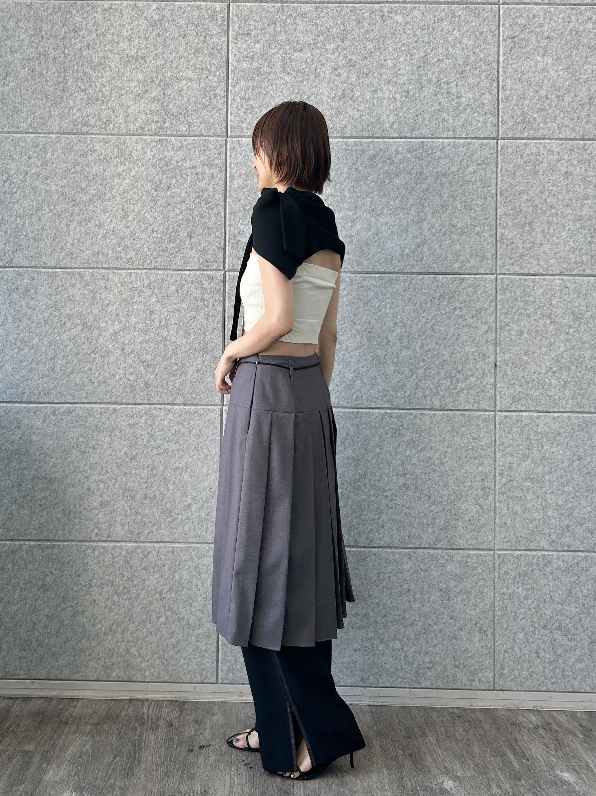 harunaさんの「CODE A｜line zip trousers」を使ったコーディネート