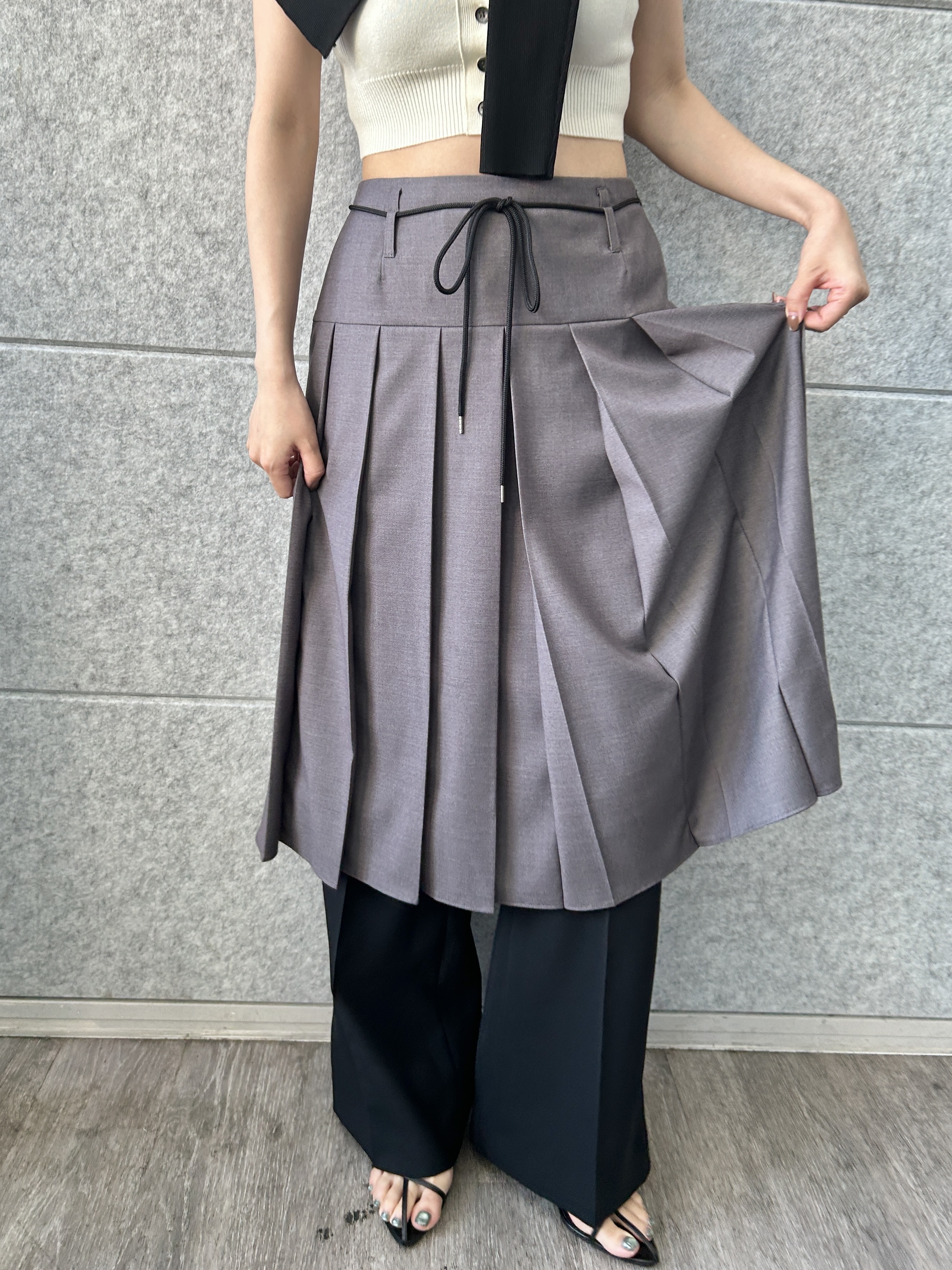 harunaさんの「CODE A｜line zip trousers」を使ったコーディネート