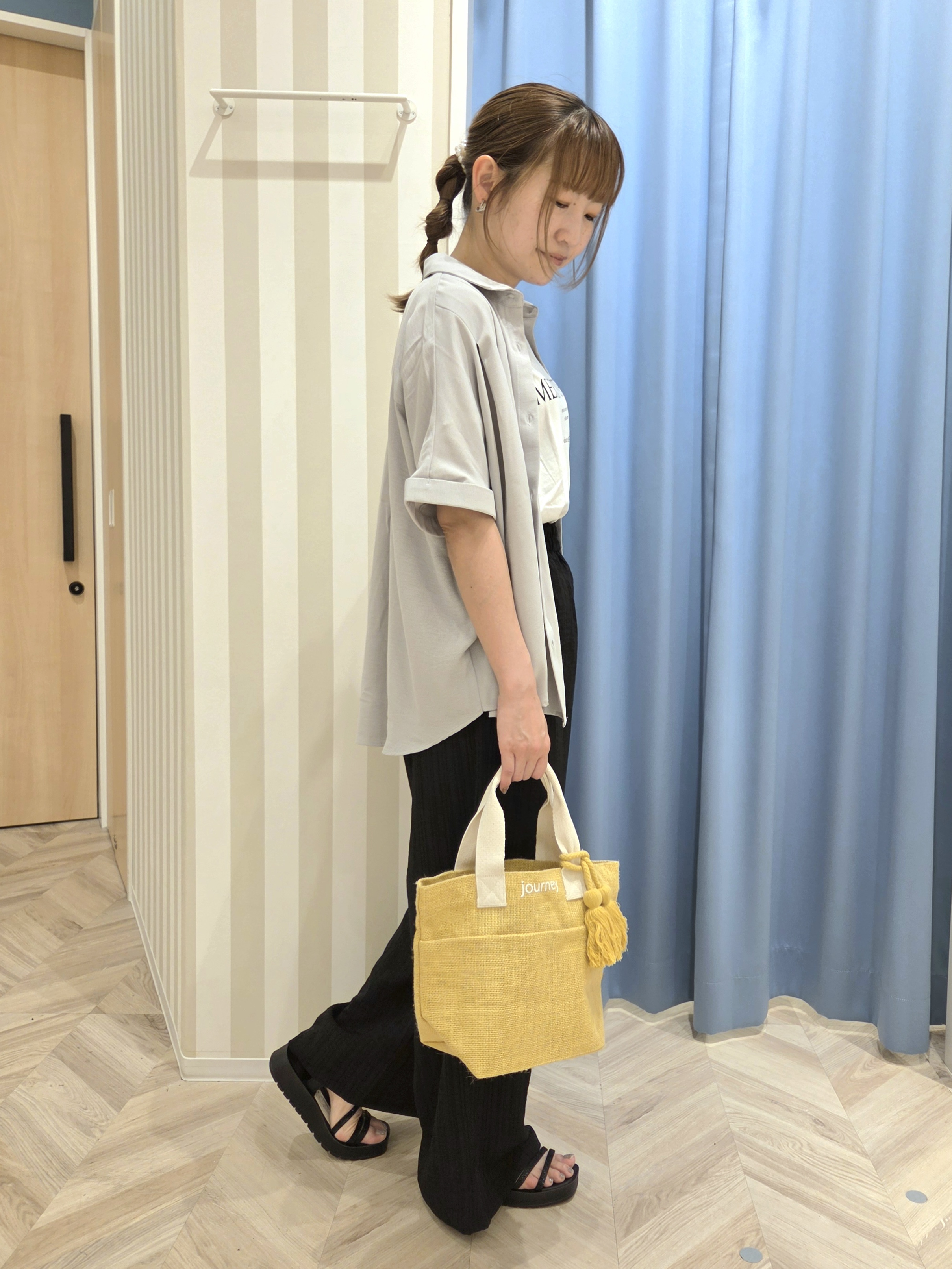 Ikumiさんの「SHOO･LA･RUE｜【ひんやり/洗濯後しわになりにくい/S-LL】着るだけでこなれ見え 二の腕も隠せるデザイン半袖シャツ」を使ったコーディネート