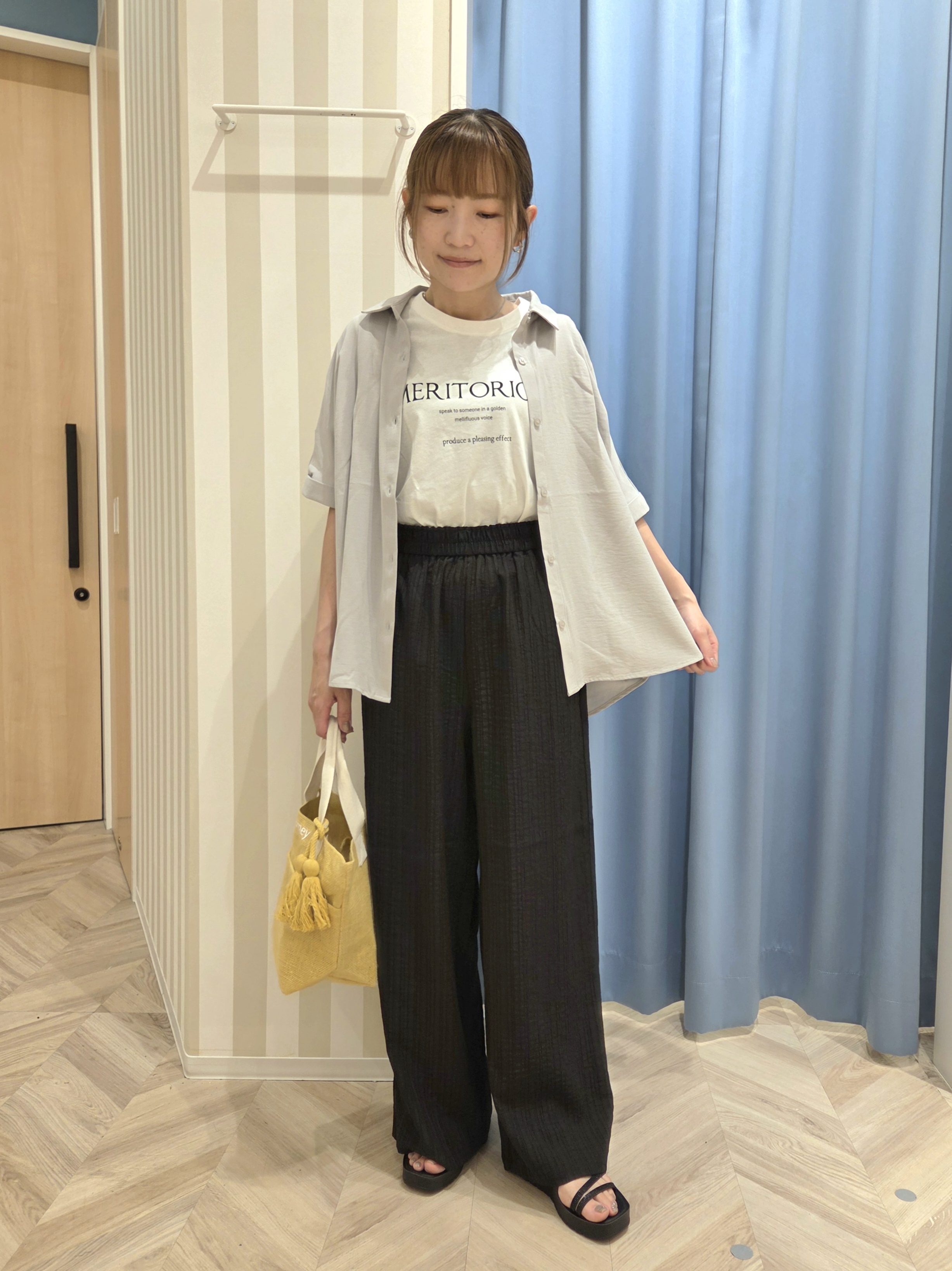 Ikumiさんの「SHOO･LA･RUE｜【ひんやり/洗濯後しわになりにくい/S-LL】着るだけでこなれ見え 二の腕も隠せるデザイン半袖シャツ」を使ったコーディネート