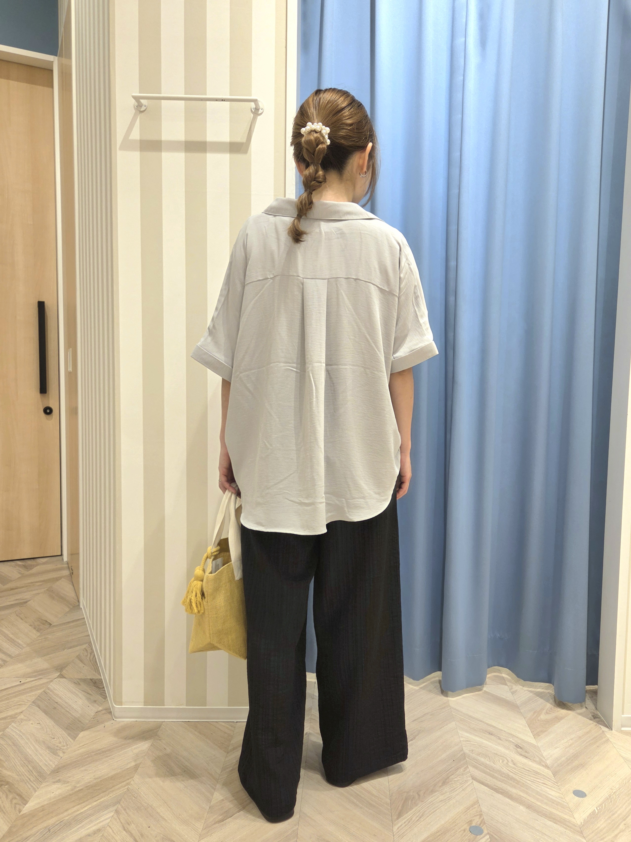 Ikumiさんの「SHOO･LA･RUE｜【ひんやり/洗濯後しわになりにくい/S-LL】着るだけでこなれ見え 二の腕も隠せるデザイン半袖シャツ」を使ったコーディネート
