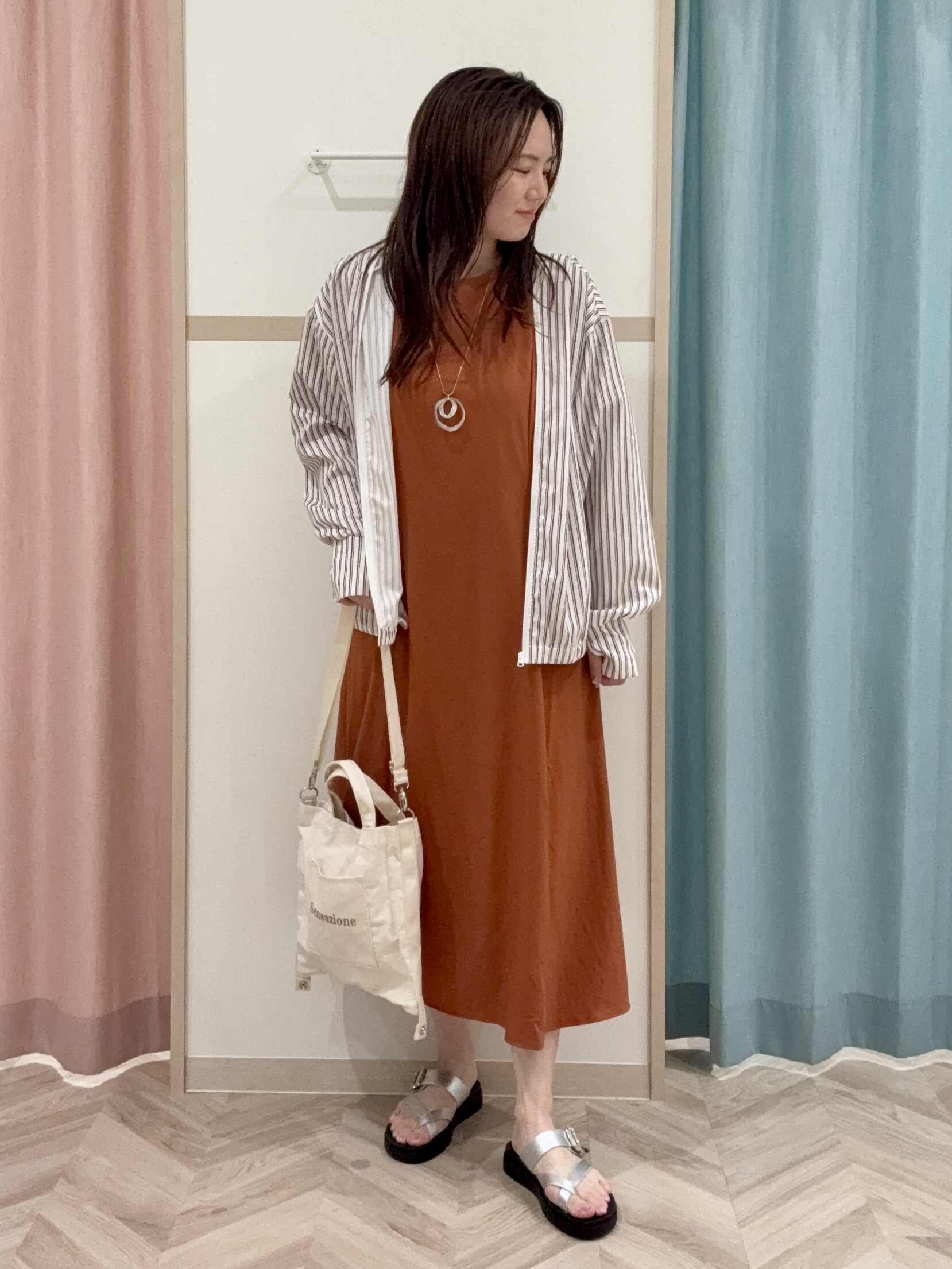 kさんの「SHOO･LA･RUE｜【ひんやり/洗濯後しわになりにくい/S-LL】お顔も手の甲もしっかりカバー　日よけ・指穴付きUVパー」を使ったコーディネート