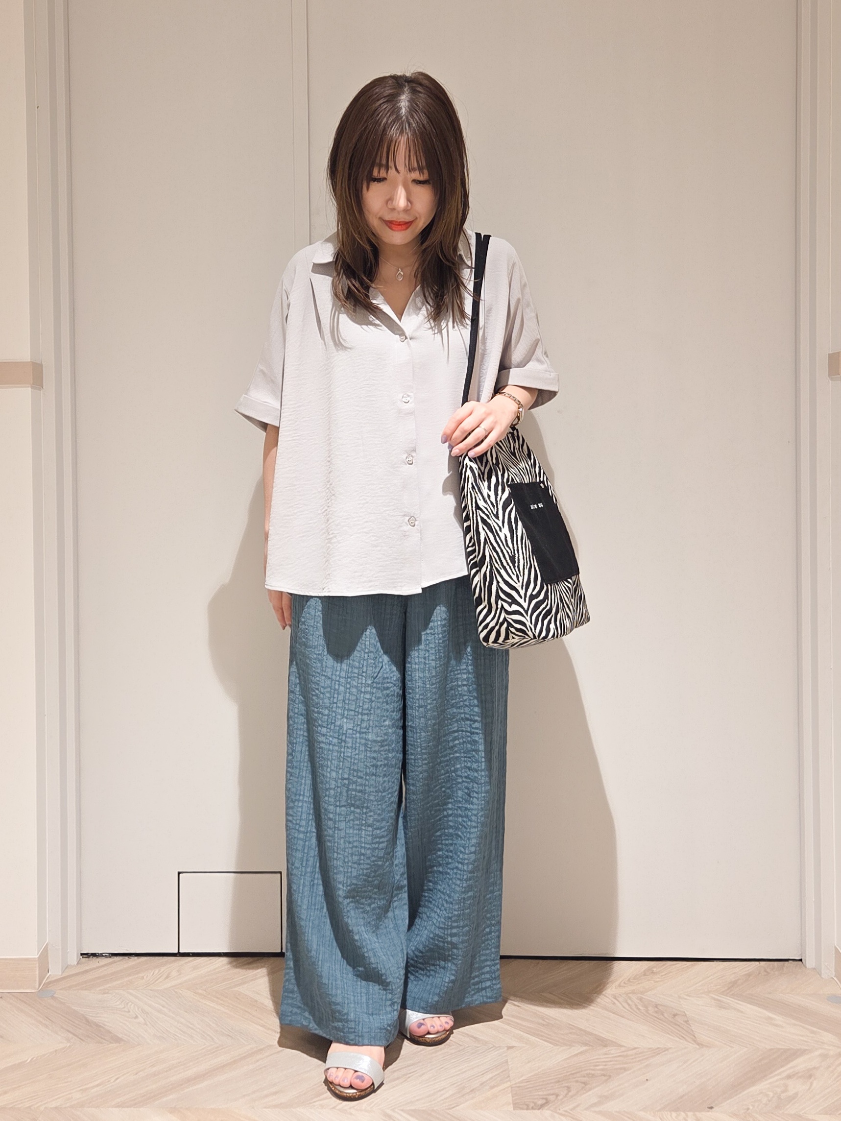 TSUCHIYAさんの「SHOO･LA･RUE｜【ひんやり/洗濯後しわになりにくい/体型カバー】二の腕も隠せる　お袖ロールアップ半袖シャツ」を使ったコーディネート