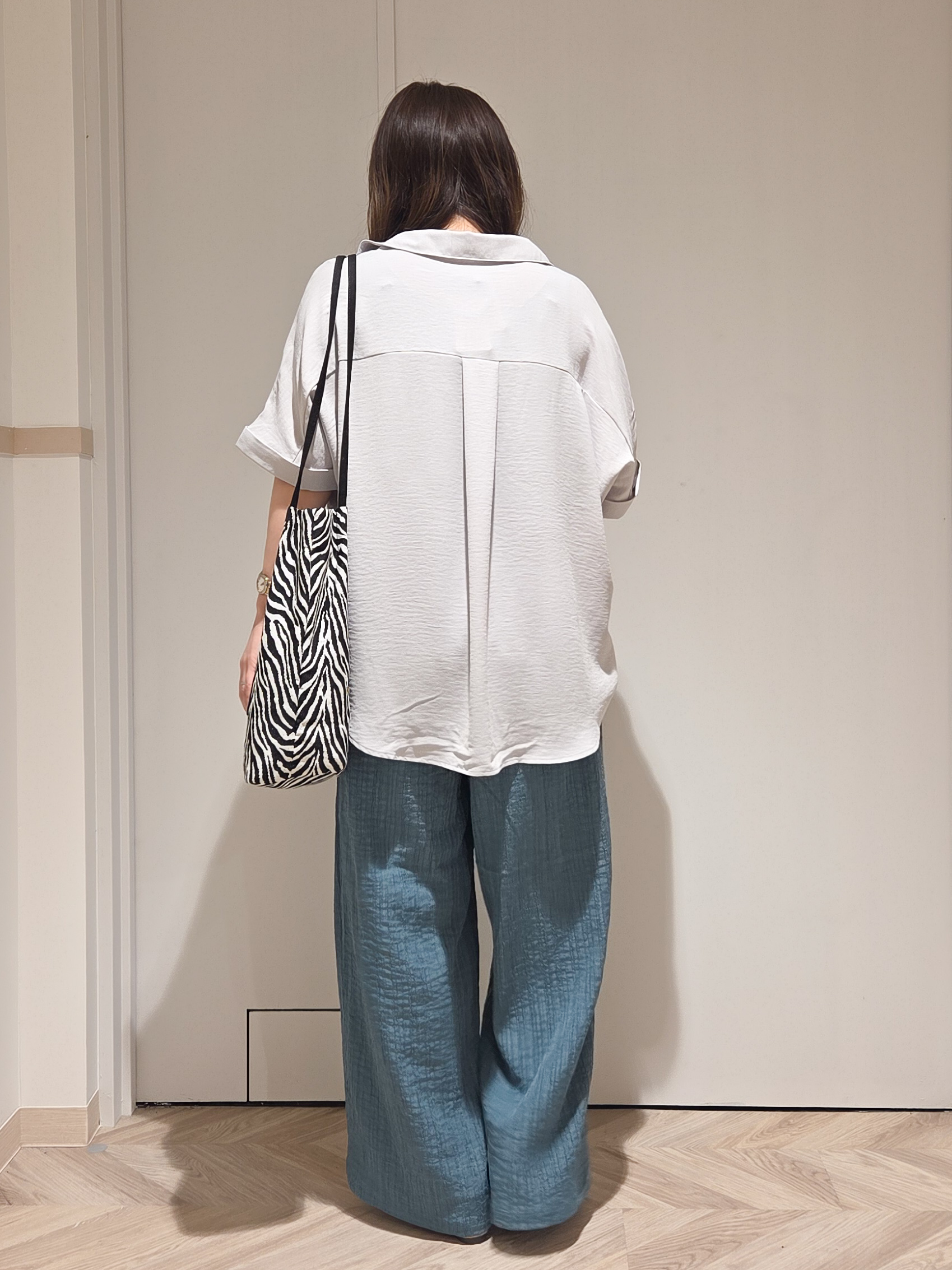TSUCHIYAさんの「SHOO･LA･RUE｜【ひんやり/洗濯後しわになりにくい/体型カバー】二の腕も隠せる　お袖ロールアップ半袖シャツ」を使ったコーディネート