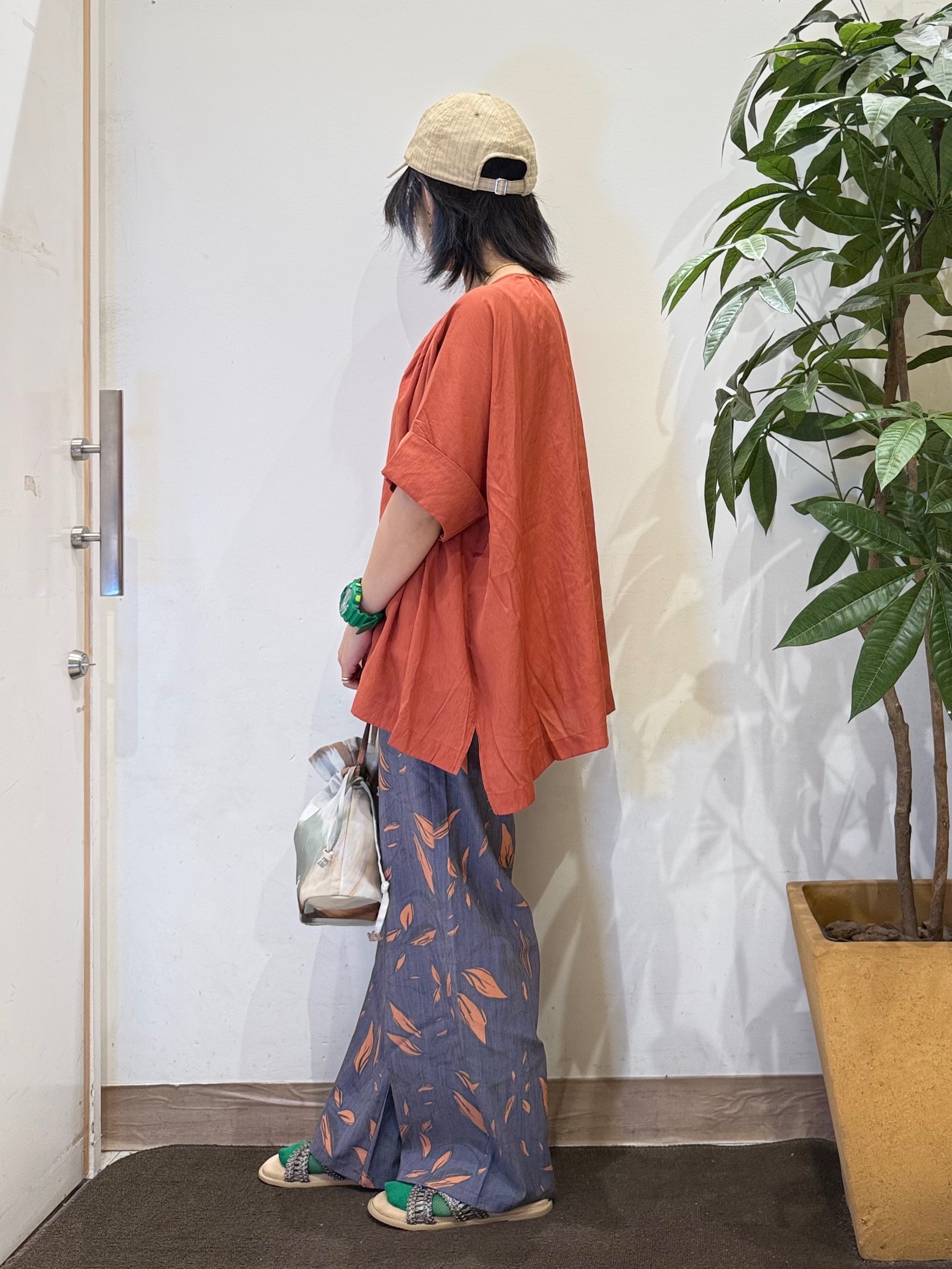 misakiさんの「SHOO･LA･RUE｜【2点セット】ポンチョ風ブラウス＆タンクトップセット」を使ったコーディネート