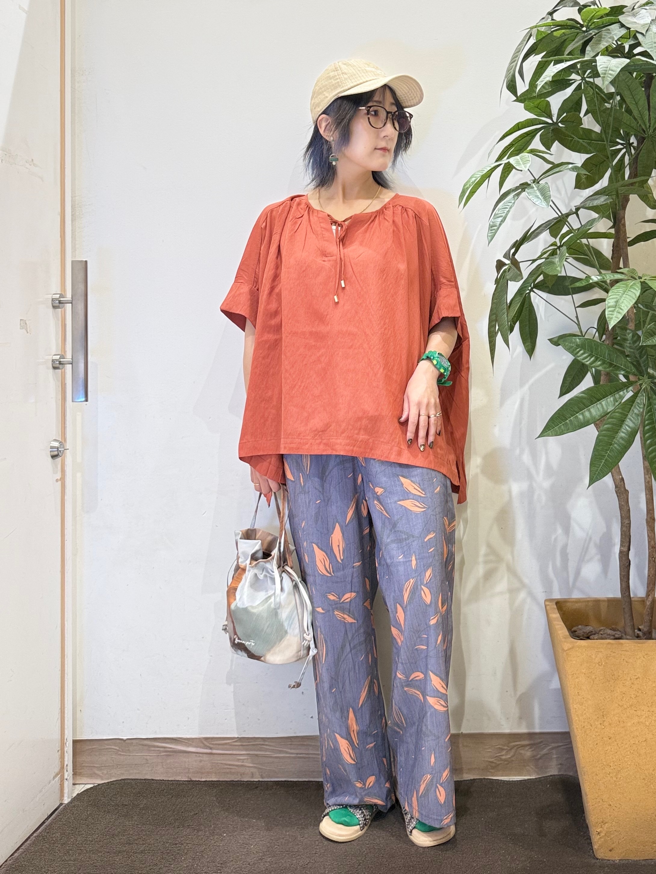 misakiさんの「SHOO･LA･RUE｜【2点セット】ポンチョ風ブラウス＆タンクトップセット」を使ったコーディネート