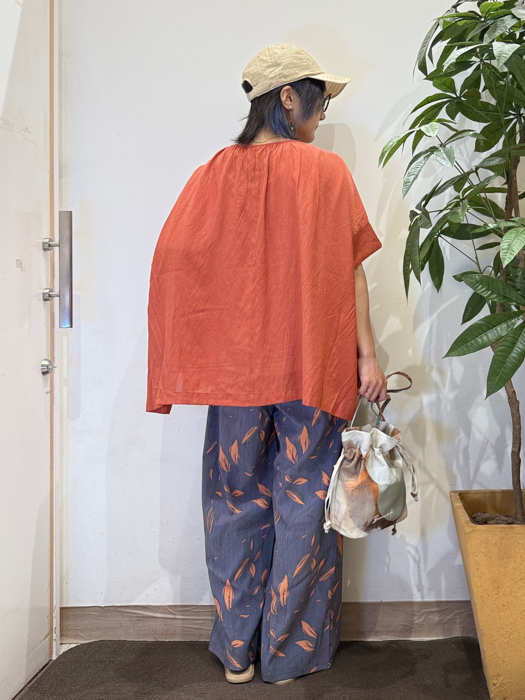 misakiさんの「SHOO･LA･RUE｜【2点セット】ポンチョ風ブラウス＆タンクトップセット」を使ったコーディネート