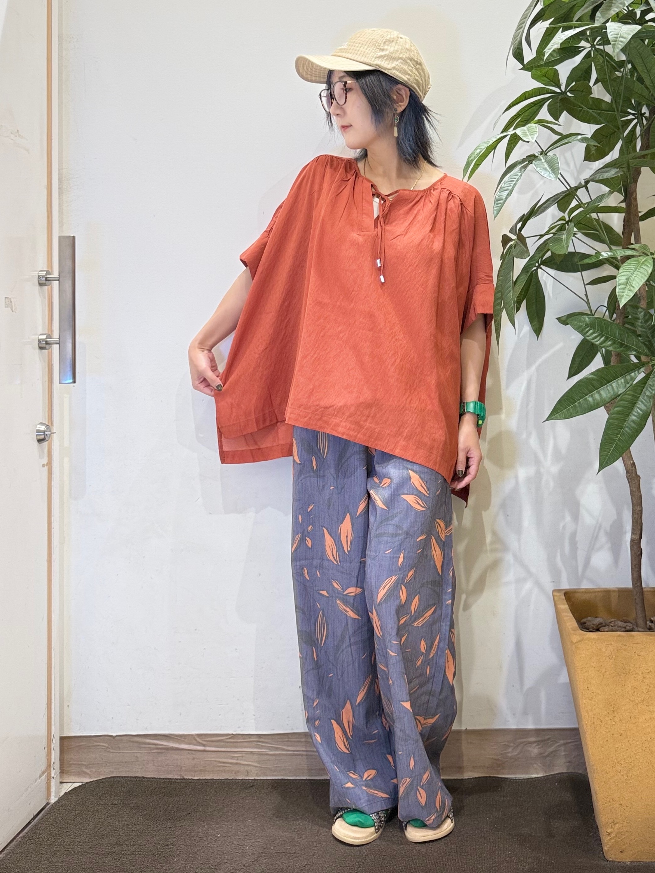 misakiさんの「SHOO･LA･RUE｜【2点セット】ポンチョ風ブラウス＆タンクトップセット」を使ったコーディネート