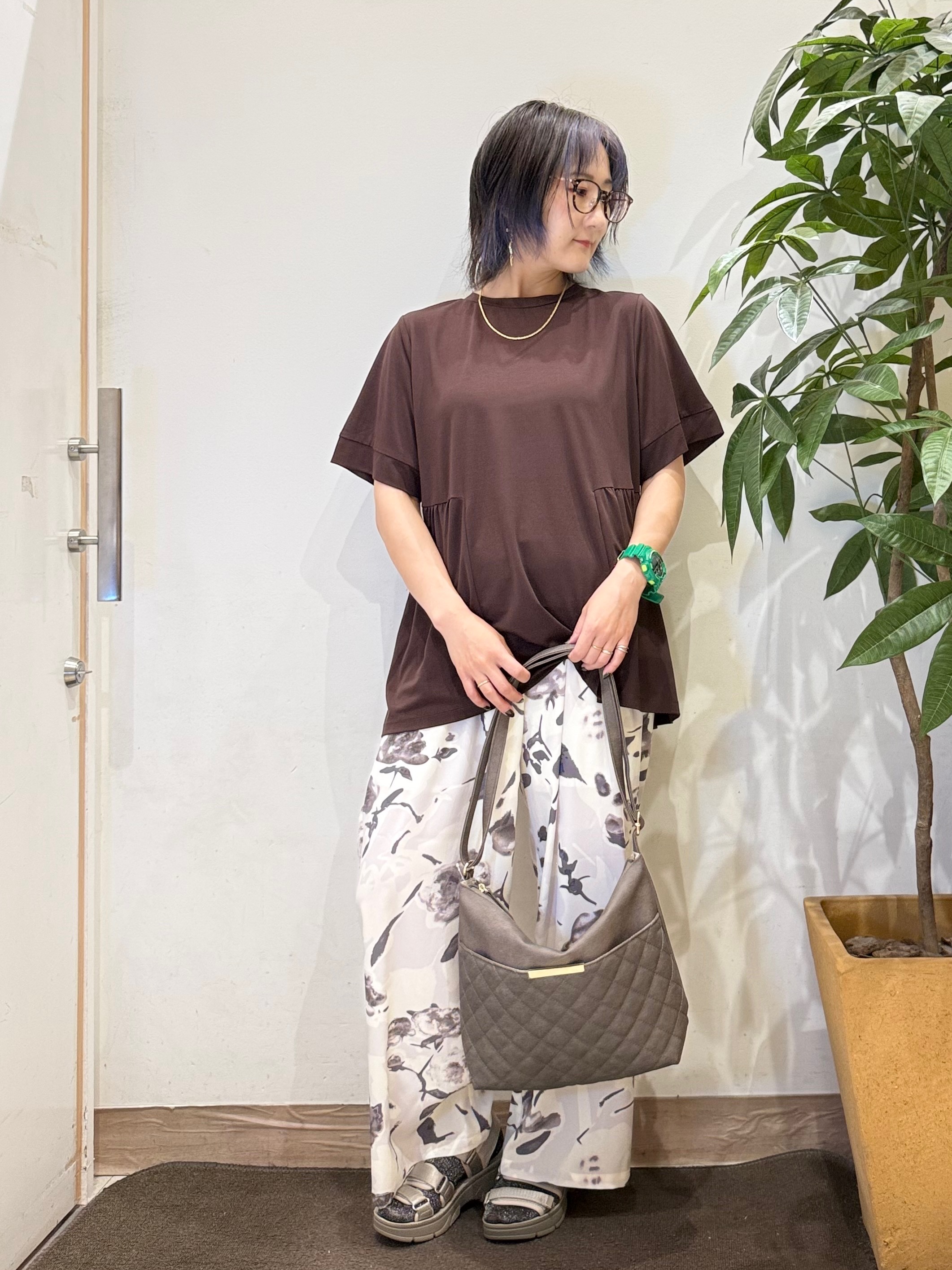 misakiさんの「SHOO･LA･RUE｜【ひんやり/UV/S-LL/体型カバー】インせず着られる サイドギャザー切替トップス」を使ったコーディネート