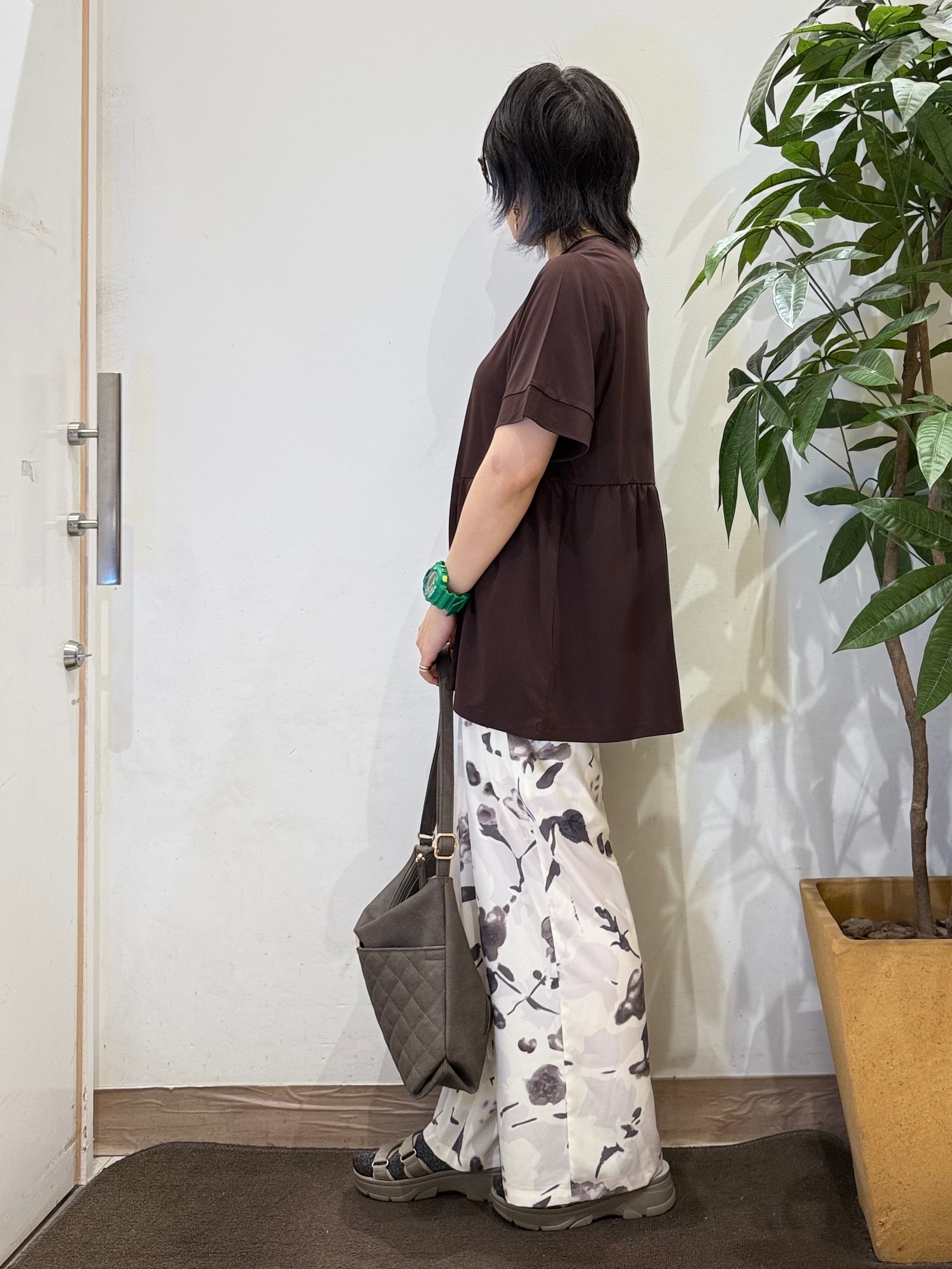 misakiさんの「SHOO･LA･RUE｜【ひんやり/UV/S-LL/体型カバー】インせず着られる サイドギャザー切替トップス」を使ったコーディネート