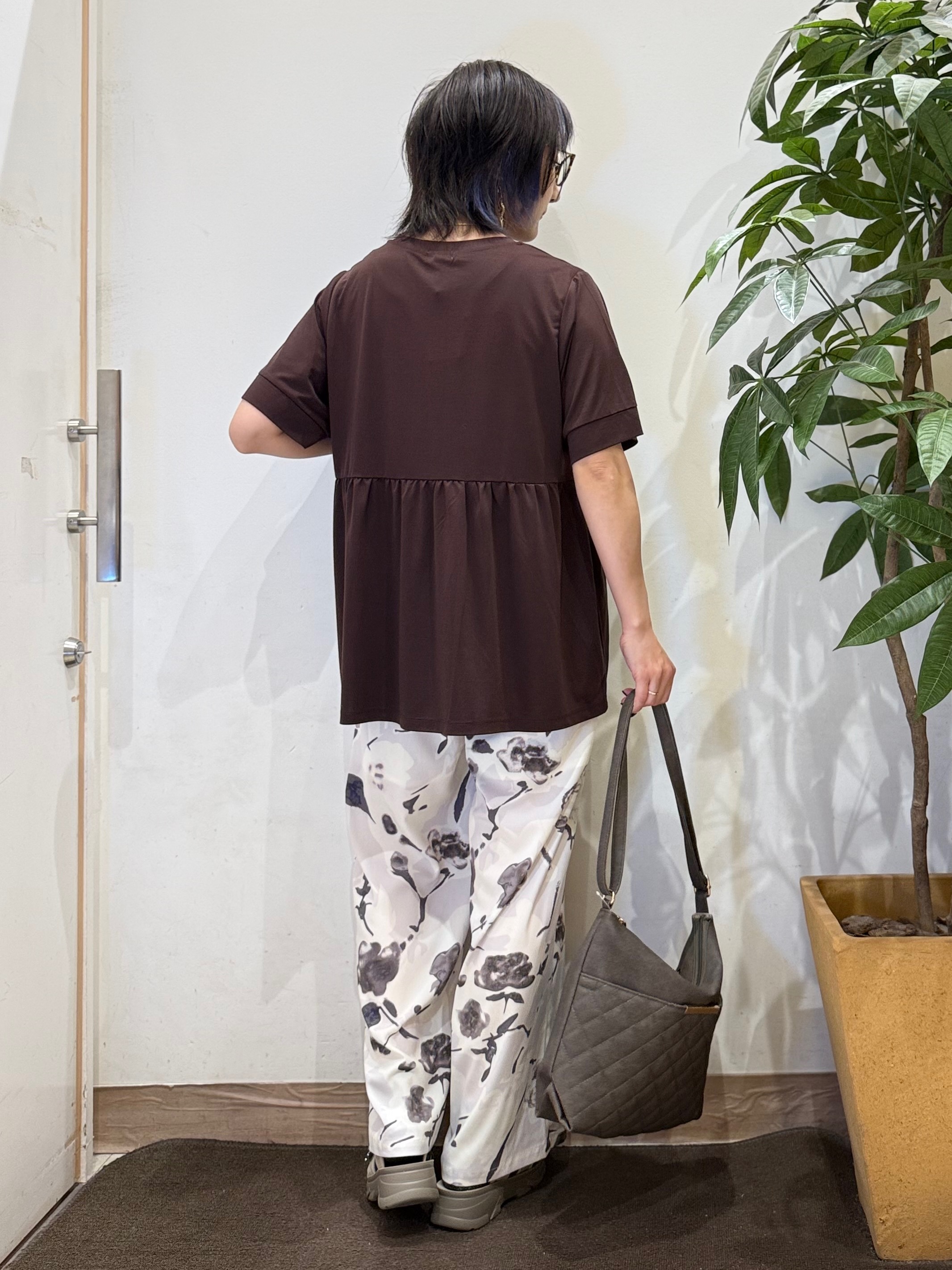 misakiさんの「SHOO･LA･RUE｜【ひんやり/UV/S-LL/体型カバー】インせず着られる サイドギャザー切替トップス」を使ったコーディネート